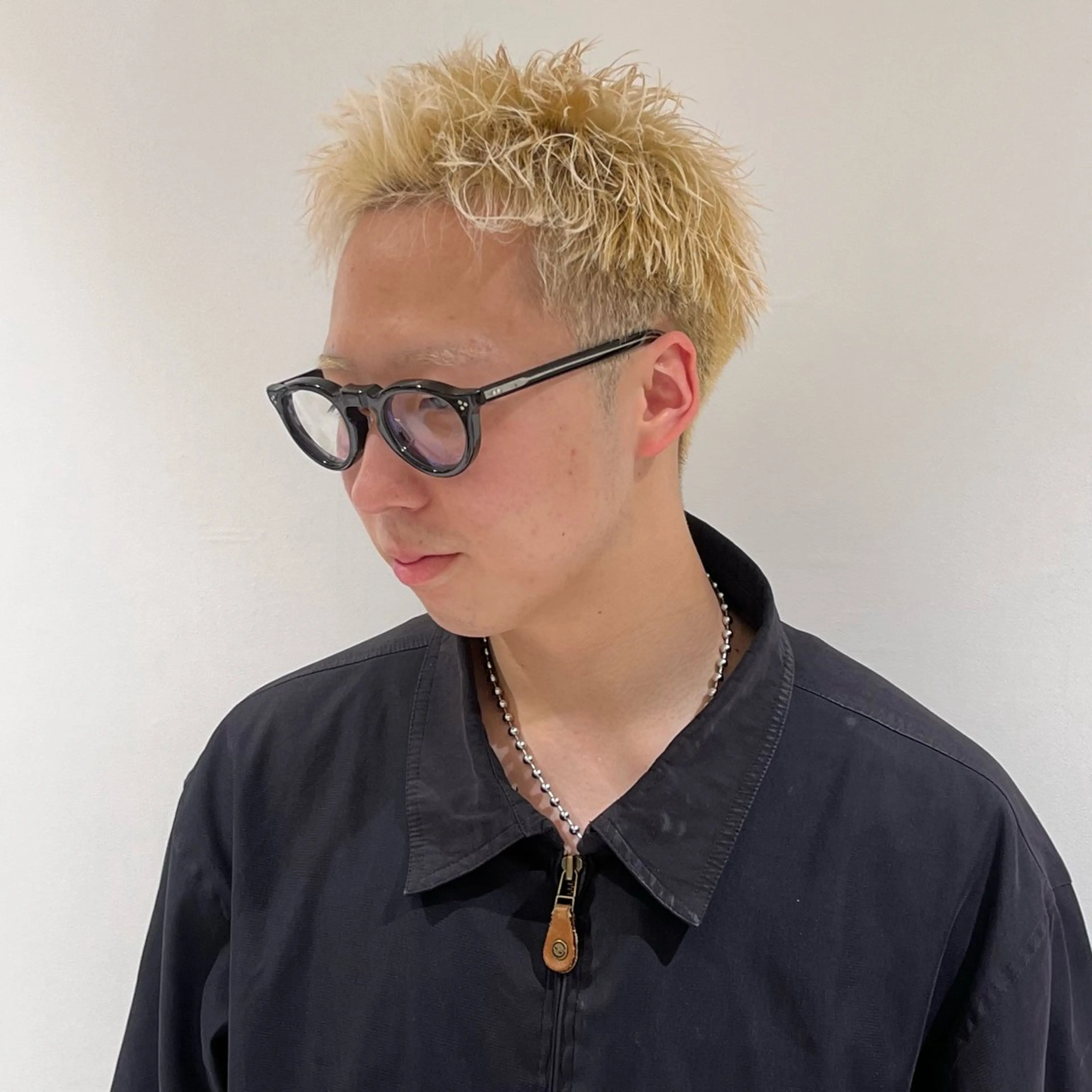 ショート 鼎一真ハイトーン/ パーマ/何でも屋さんのヘアスタイル