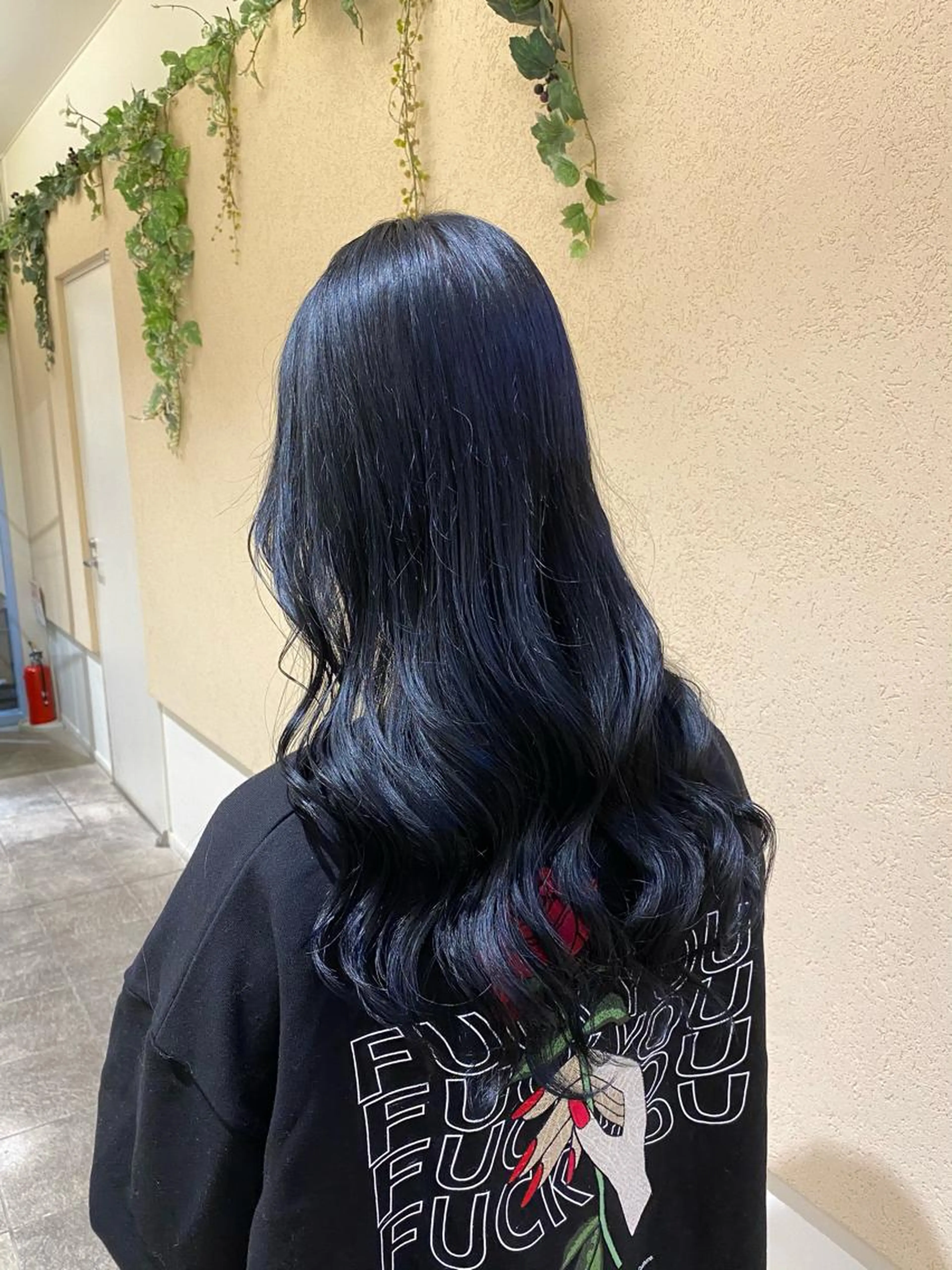 流行りの透明感カラー『ブルーブラックカラー』+保湿トリートメント付き♡コテ巻き仕上げ🫐🖤の写真