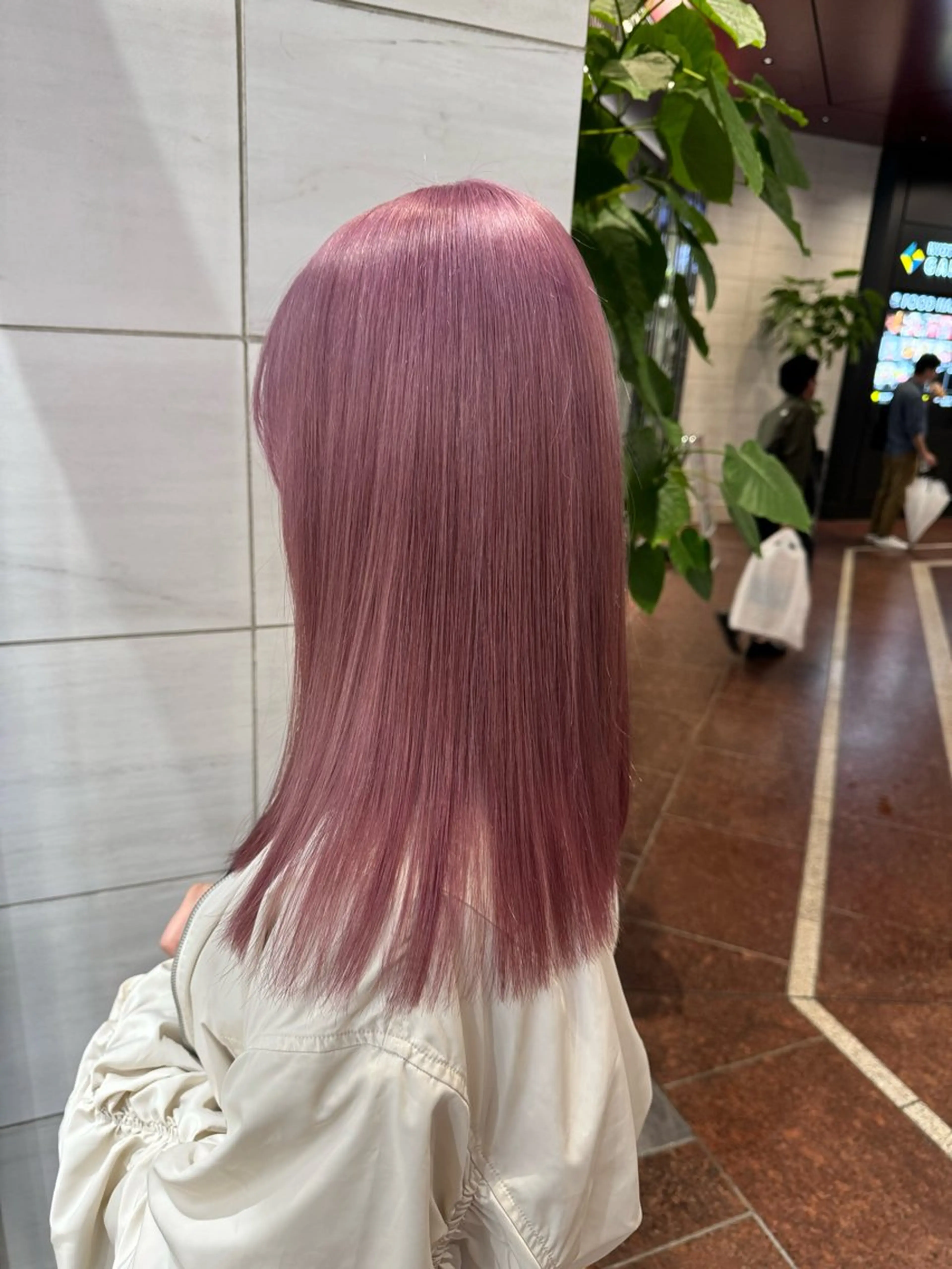 ミディアム カラー ヘアアレンジ ヘアカラー ホワイトカラー/ ピンクベージュにったのヘアスタイル