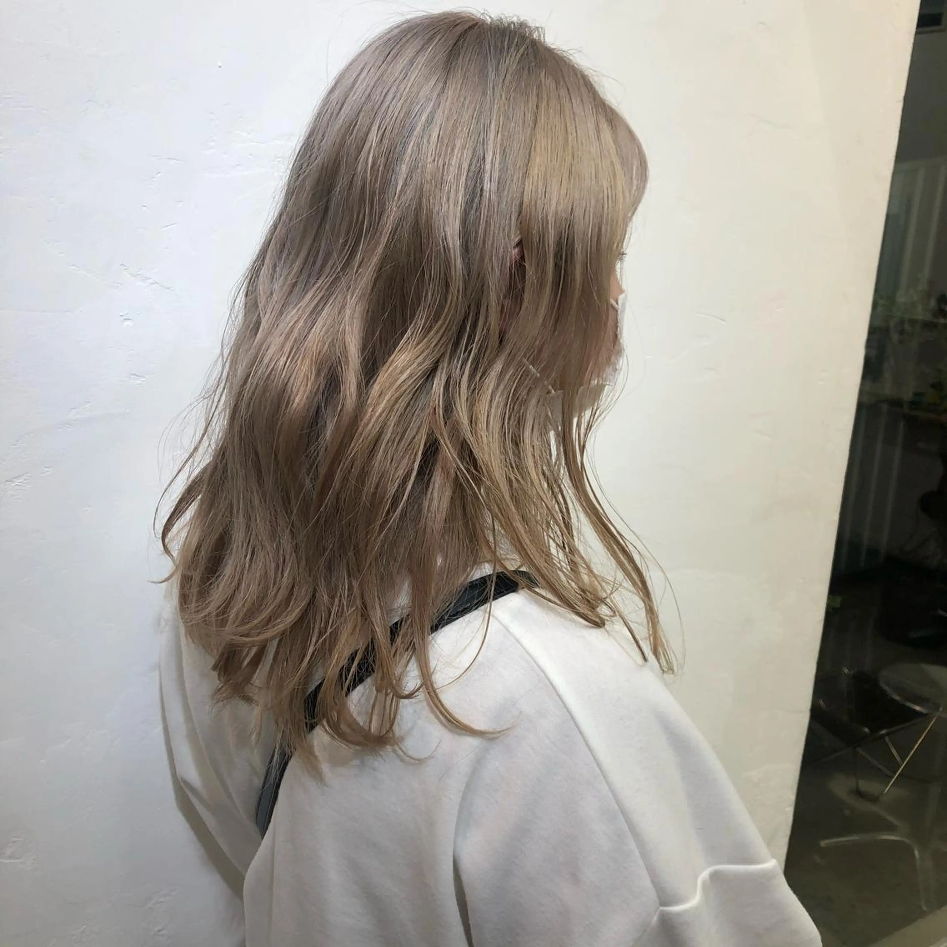 ミディアム カラー 大山 茶子のヘアスタイル