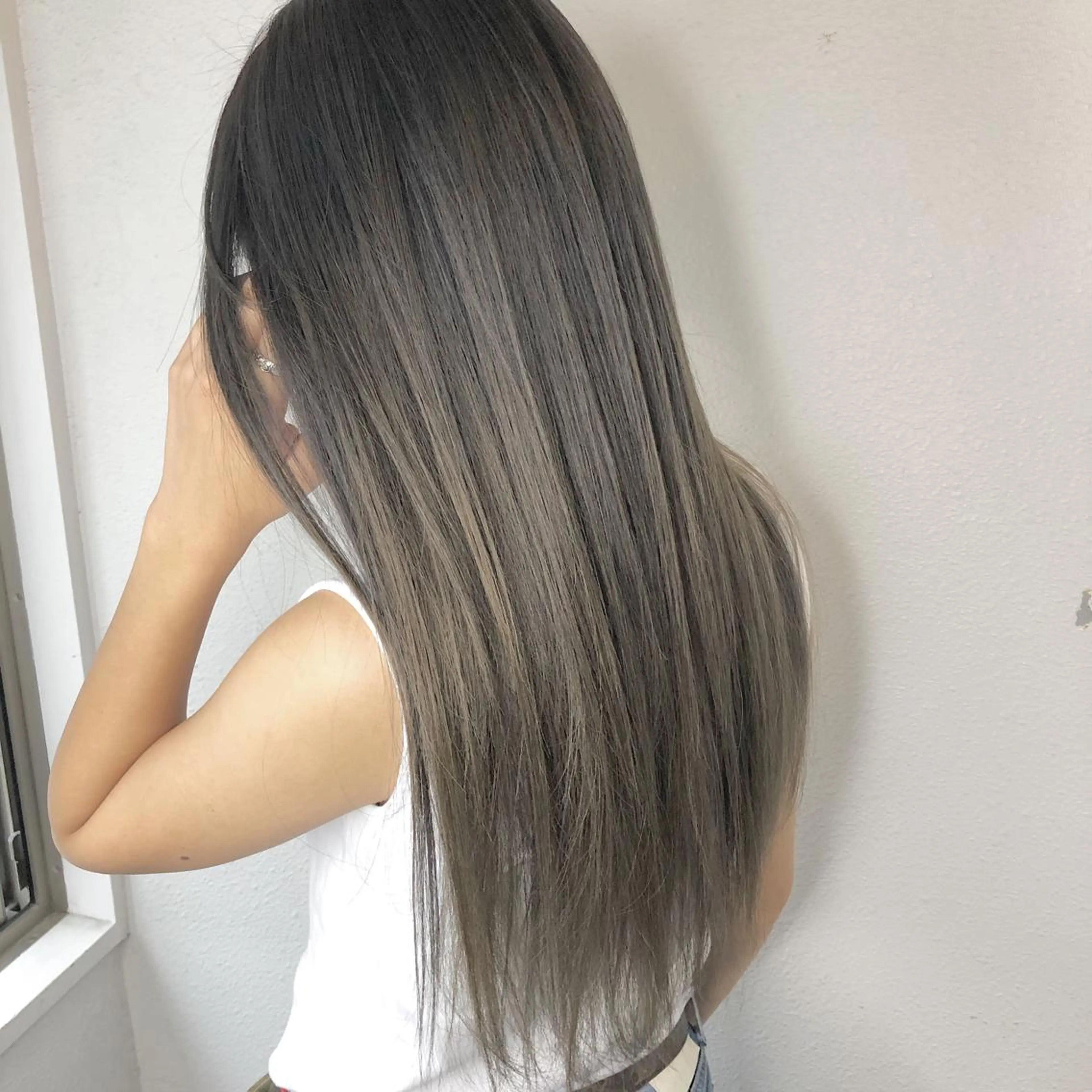 ロング カラー ブリーチ グラデーションカラー グレージュ あさだ しゅうたろうのヘアスタイル