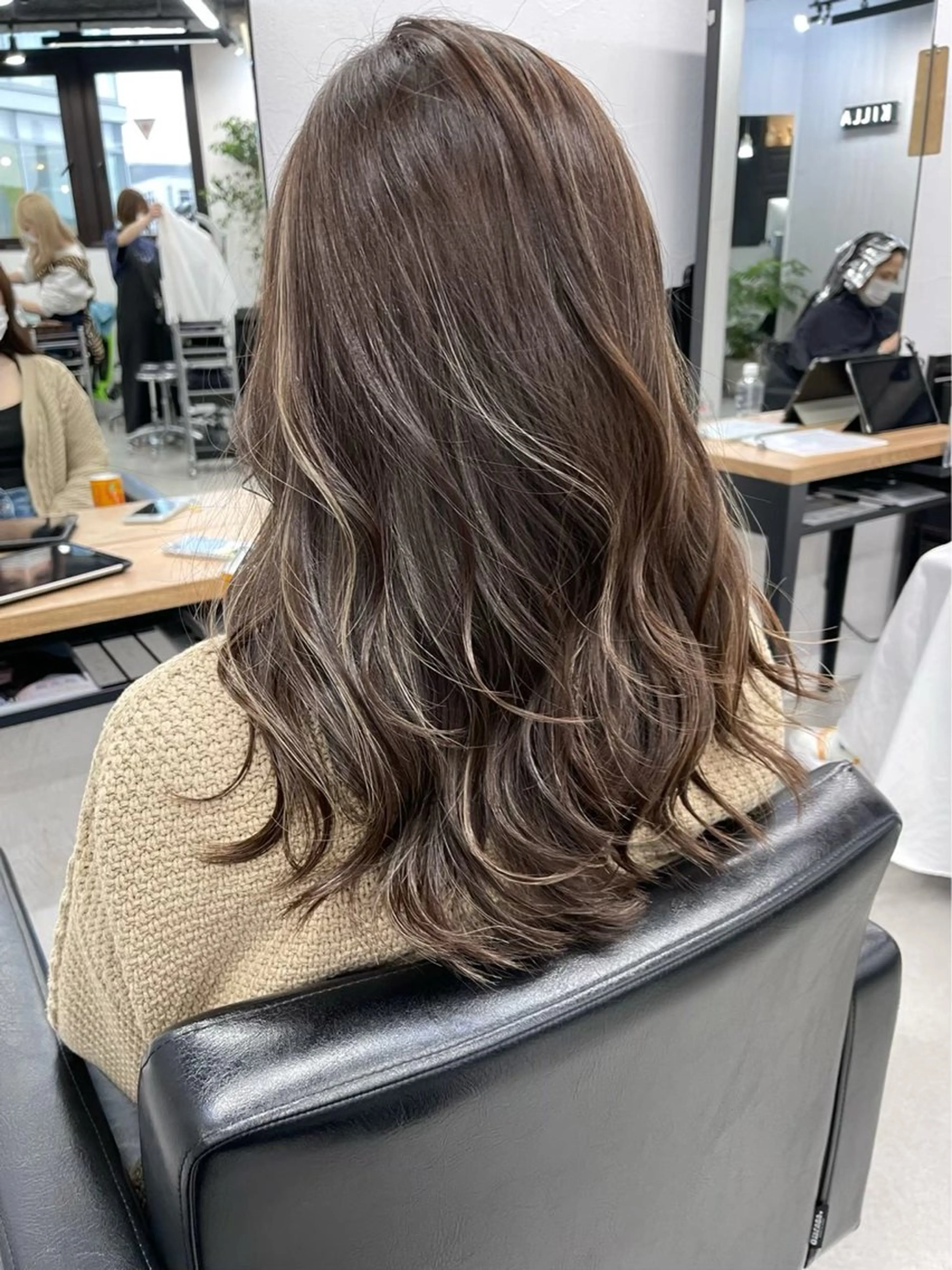 セミロング カラー ブリーチ ケアブリーチ ハイライトカラー ハイライト 外ハネヘア Luana.所属・☀️東京→岡崎☀️ ハイライト青山彪雅のヘアスタイル