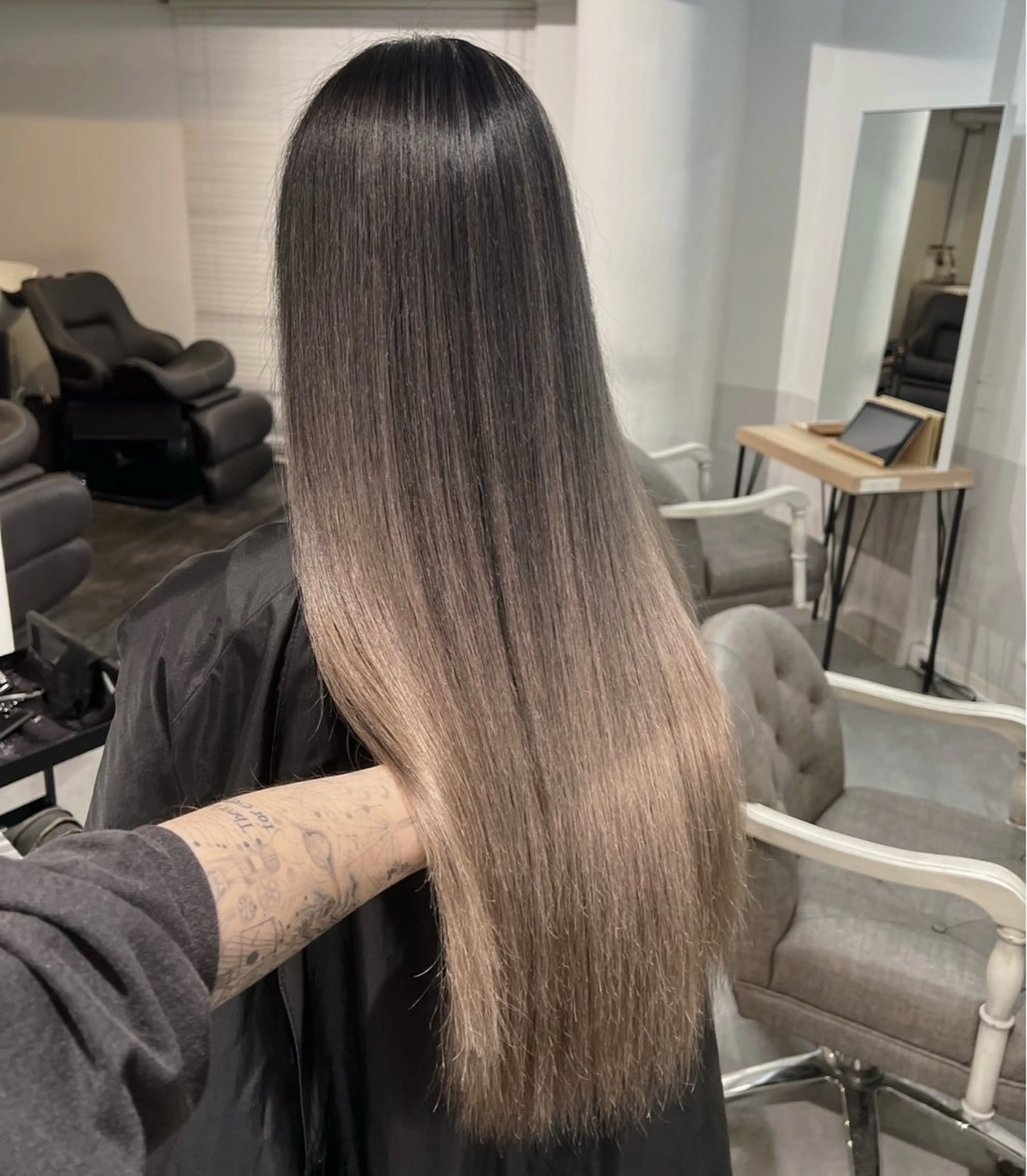 ロング カラー バレイヤージュ ベージュカラー ミルクティーベージュ レイヤーカット ヘアカラー トリートメント 指名数No.1 /NAOYAのヘアスタイル