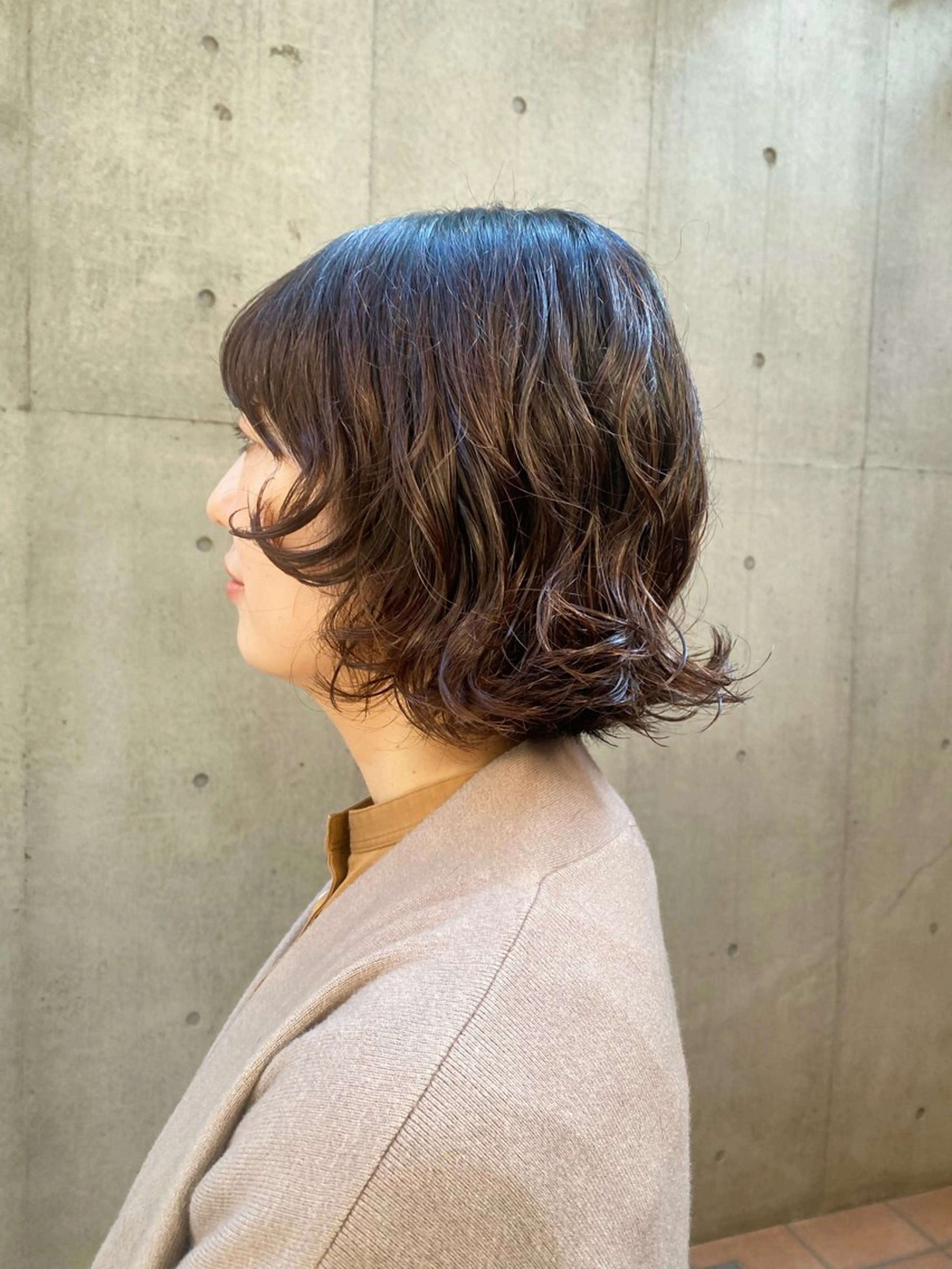 ショート ボブ カット パーマ 大人可愛い♡コテ巻き パーマ🌼杉田 萌恵のヘアスタイル