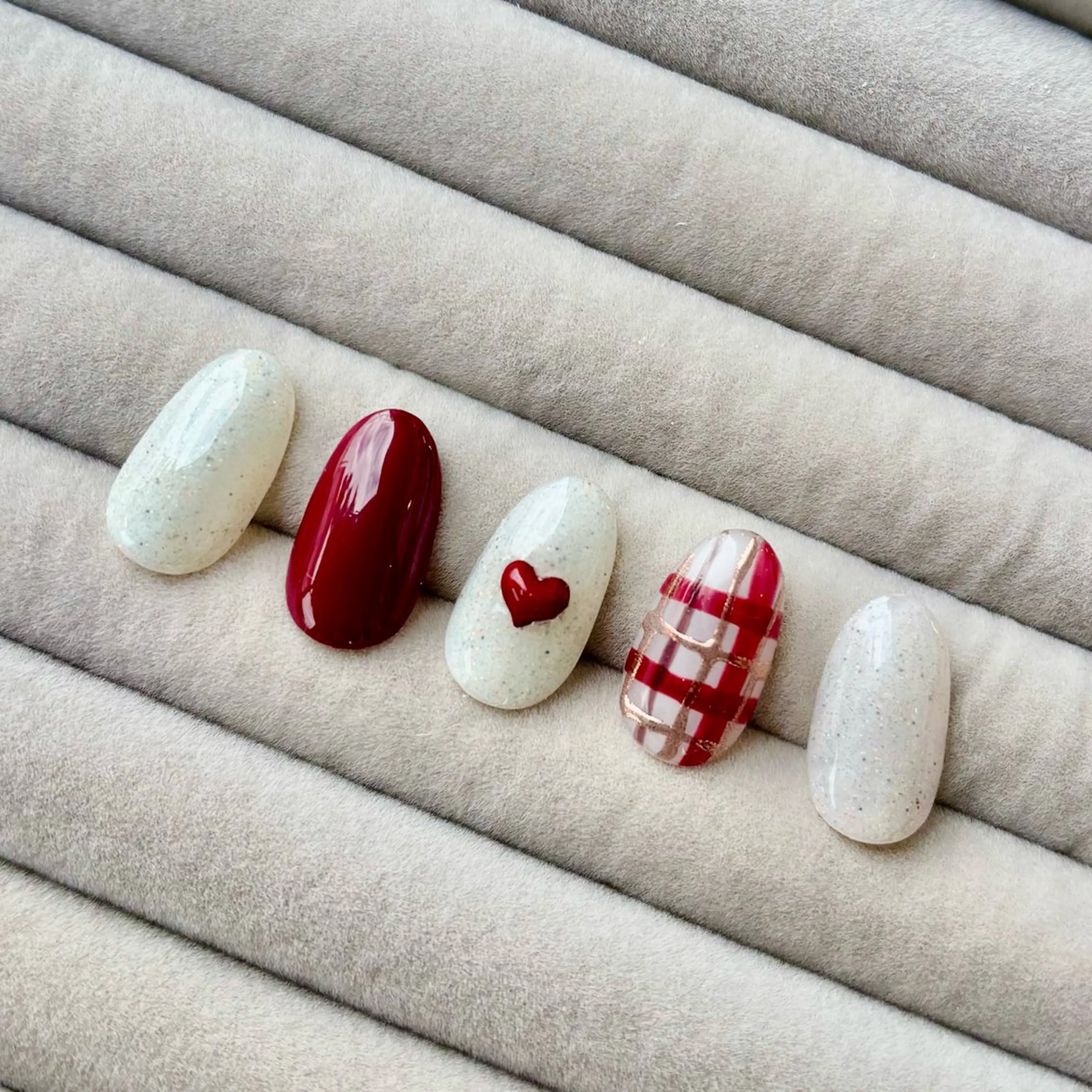 ネイル ハート lealea Ayakaのネイルデザイン