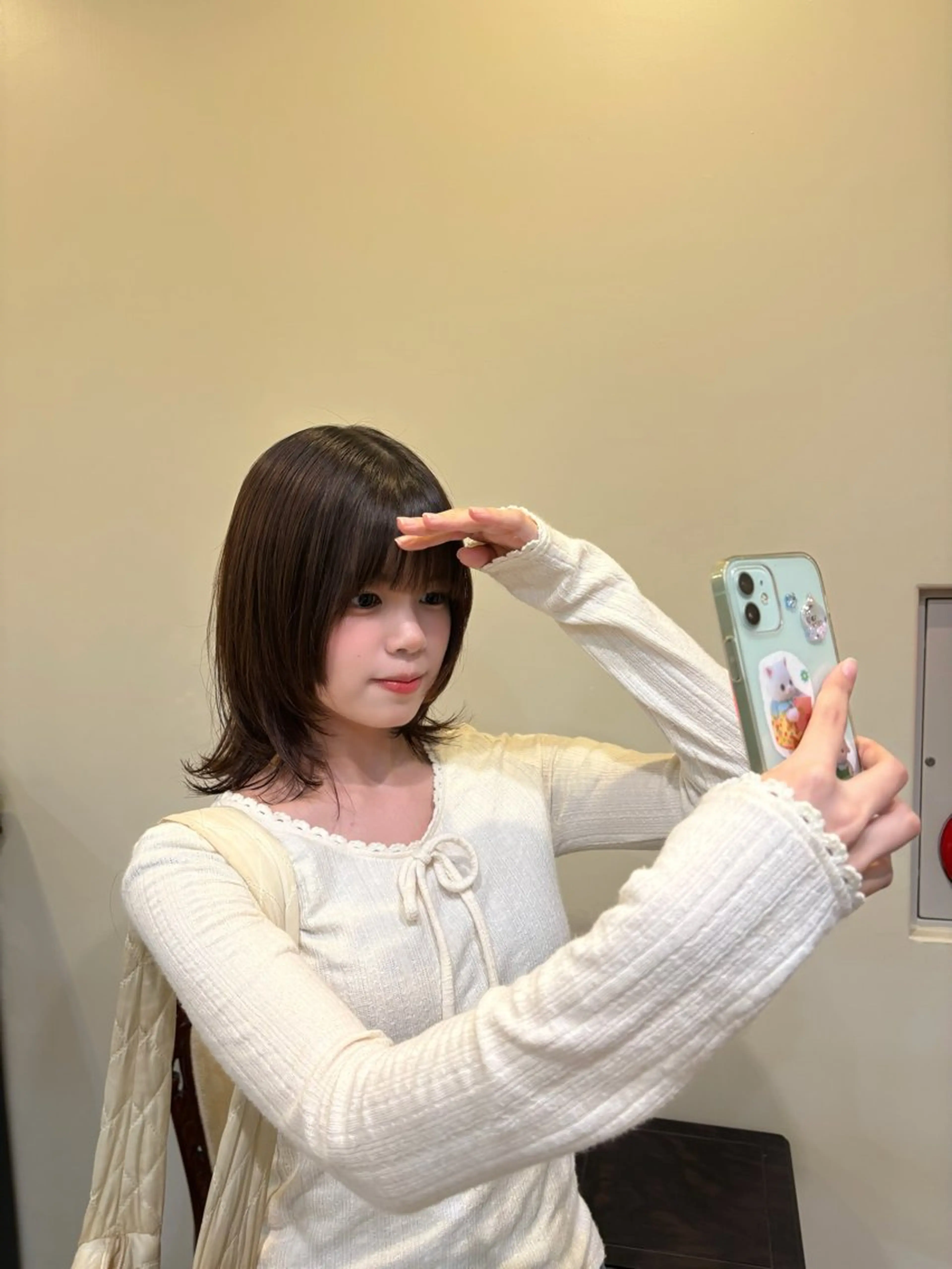 ミディアム カット ヘアカラー しおり🍬 KOKORO🤍のヘアスタイル