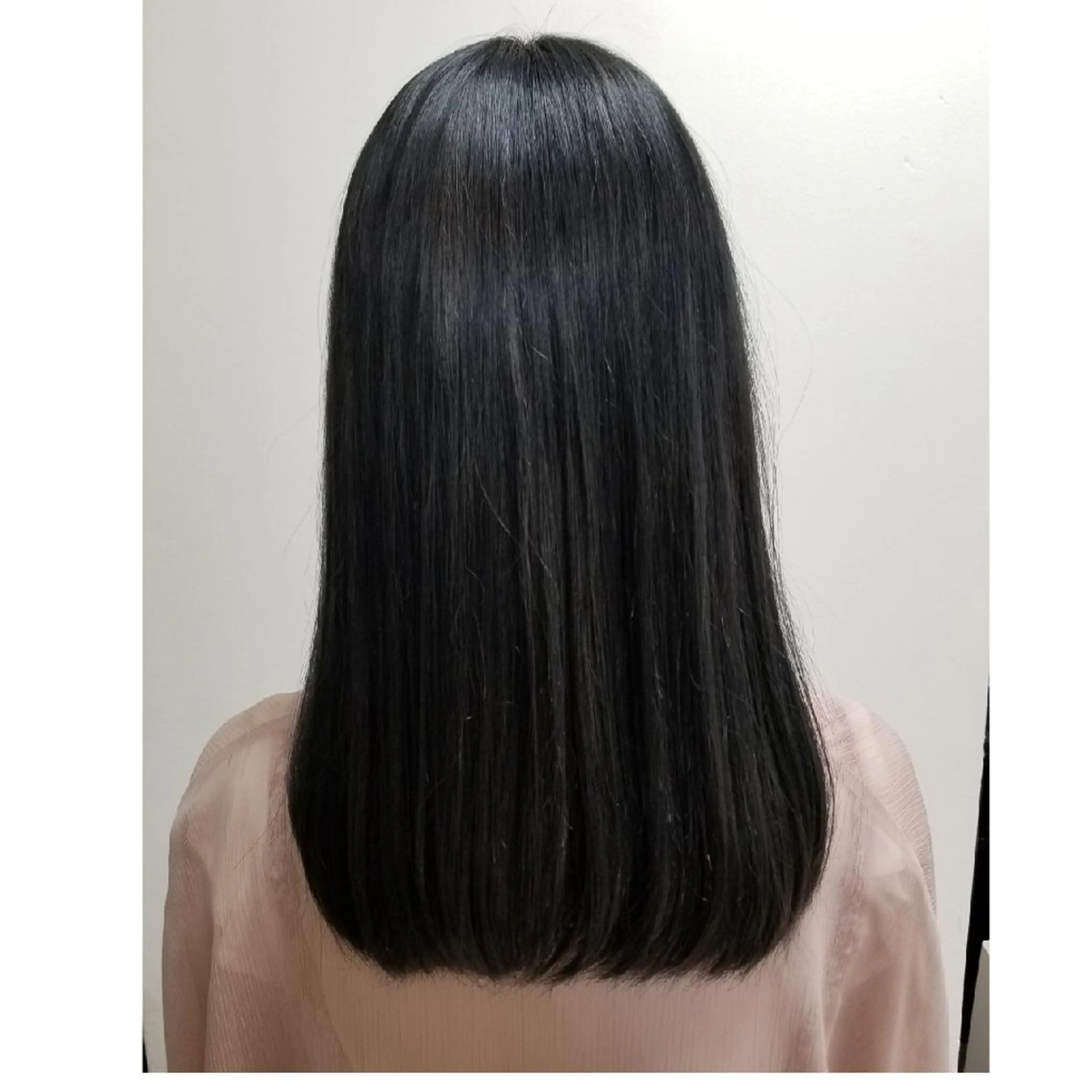 セミロング カラー ブルーカラー ブルーグレー ブルーグレージュ グレージュ ハイトーンカラー 渋谷 りなのヘアスタイル