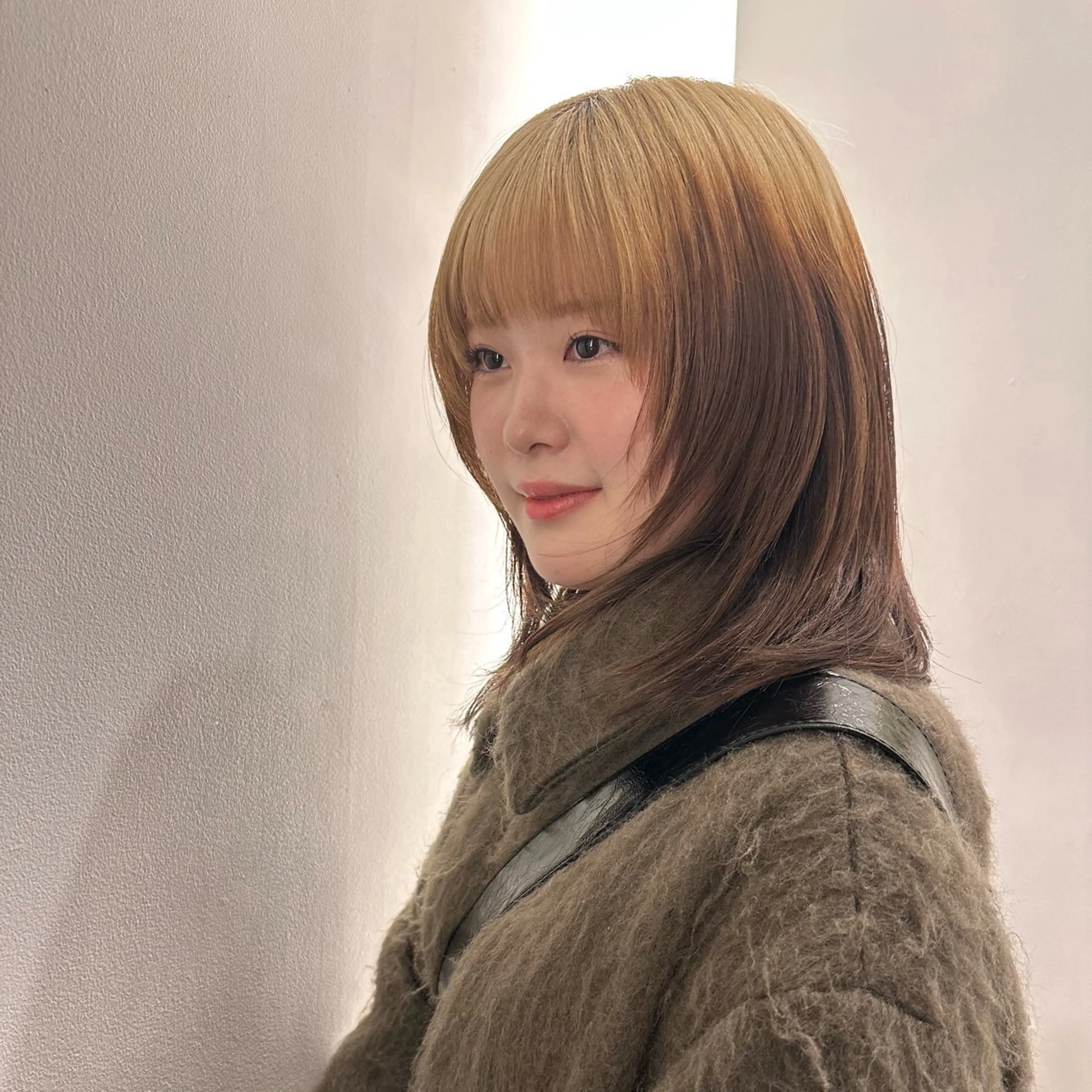 ミディアム カラー ミディアムパーマ アッシュ アッシュグレー アッシュグレージュ ベージュカラー カット BIGOUDI  salon所属・《ブリーチなし》 ベージュ/あゆむのヘアスタイル