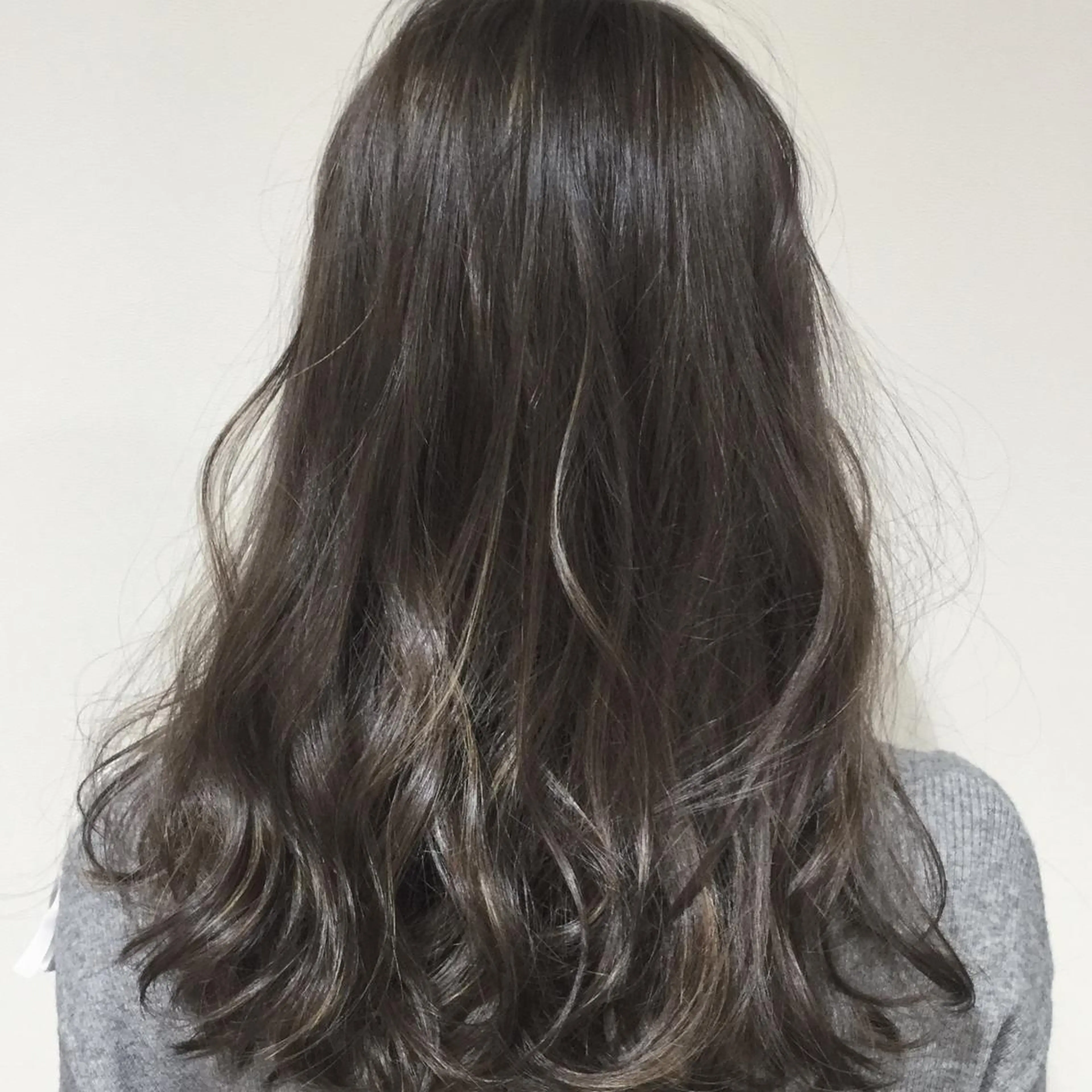 セミロング カラー グラデーションカラー ハイライトカラー イルミナカラー ハイライト 髪質改善カラー韓国風 レイヤーtudaのヘアスタイル