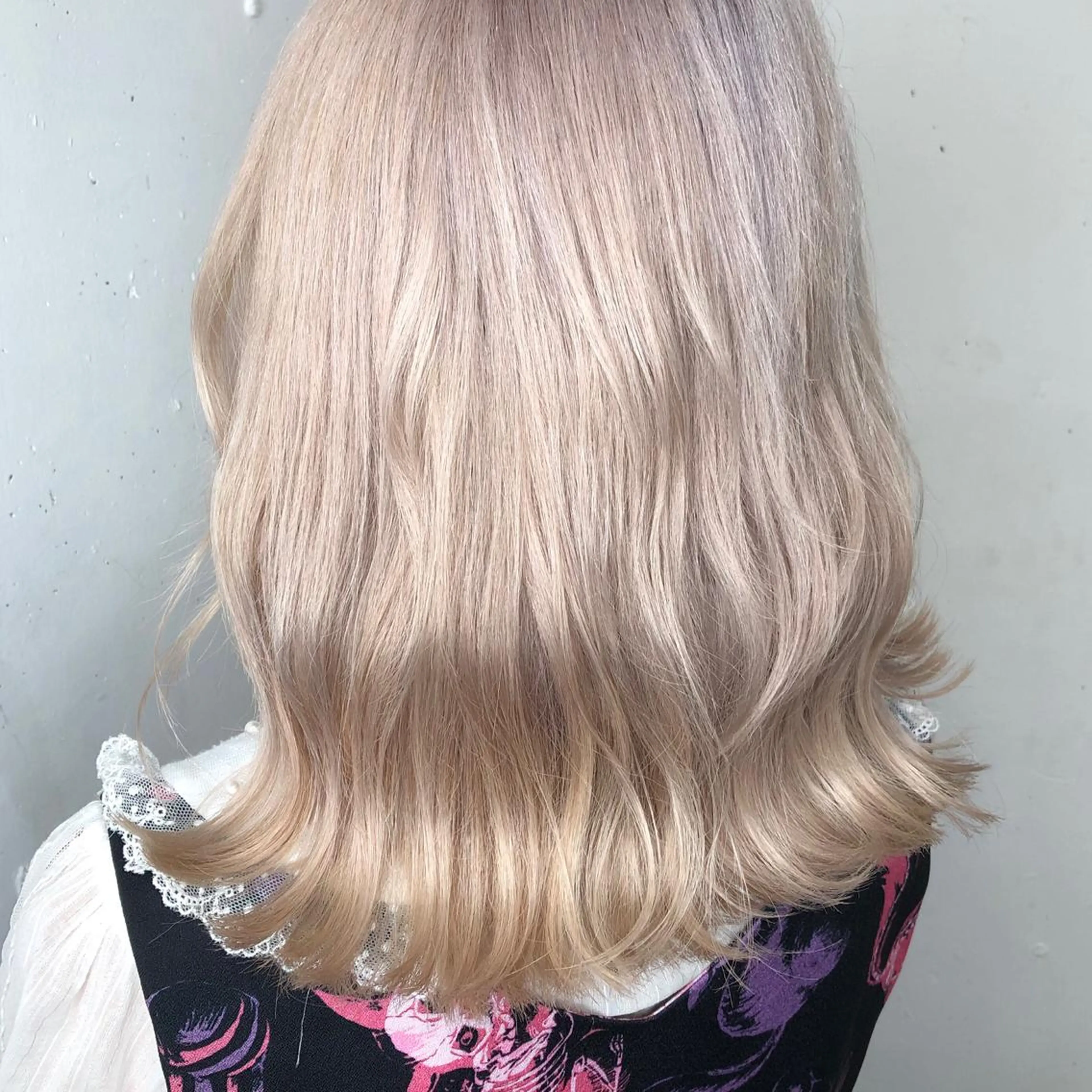 ミディアム カラー パーマ ヘアアレンジ ベージュカラー ブリーチ ホワイトベージュ 八巻 晴香のヘアスタイル