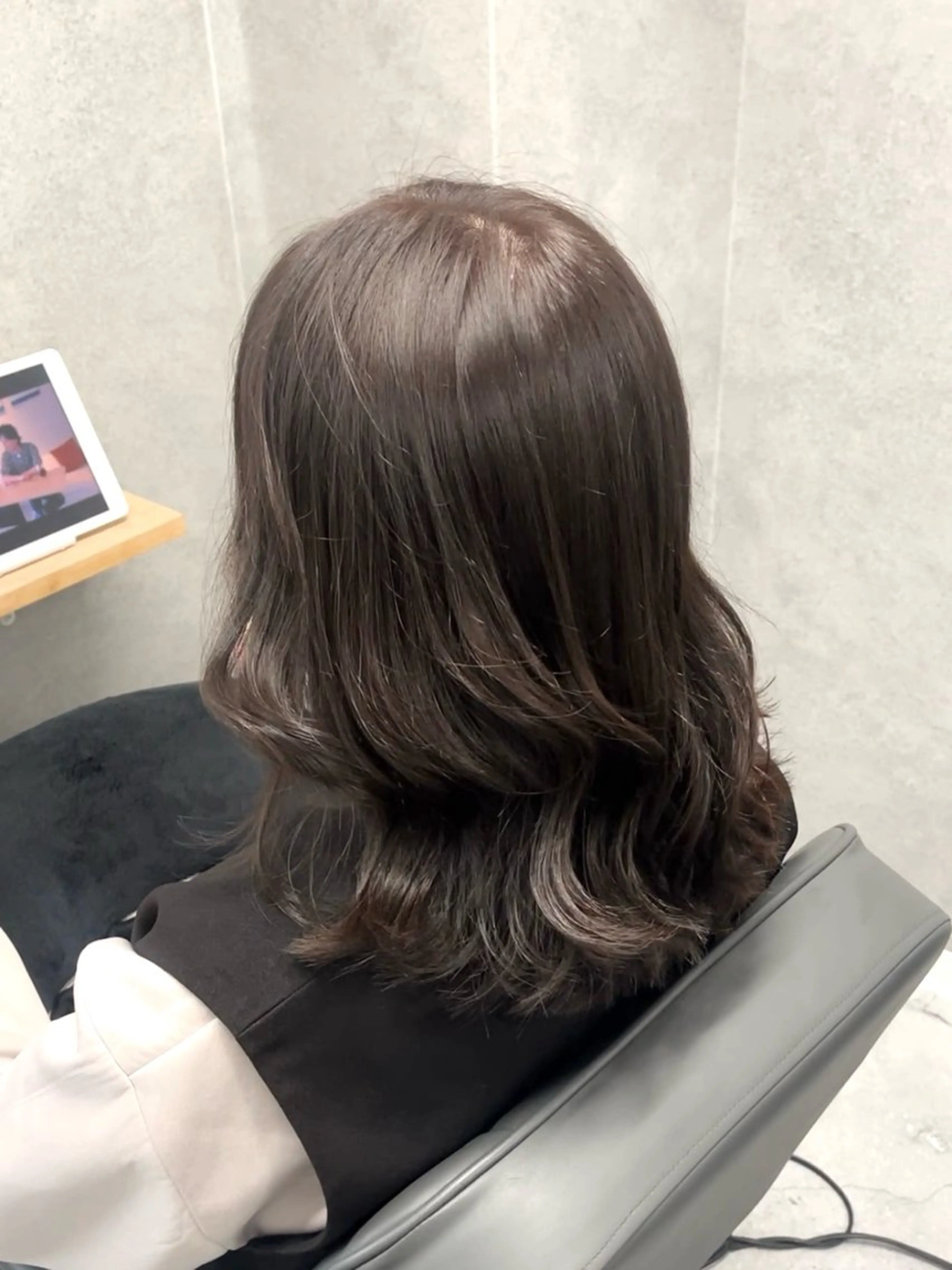 ミディアム カット ヘアカラー トリートメント 透明感カラー/レイヤ ー/顔まわり/辻部のヘアスタイル