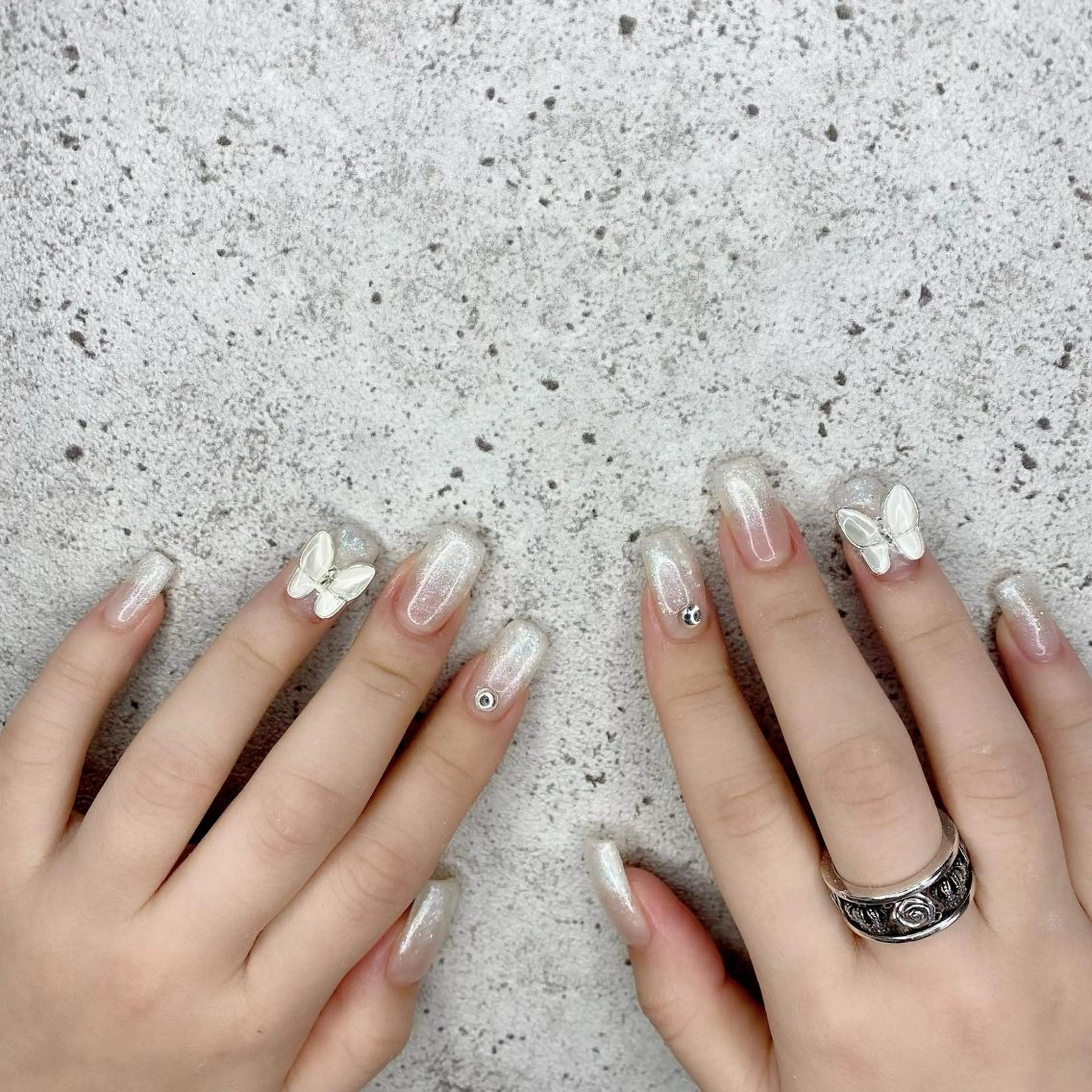 ミディアム カラー パーマ ヘアアレンジ メンズ キッズ ネイル マツエク・マツパ グラデーションカラー 長さ出し グラデーション スカルプネイル ホワイト Salon Ｋのネイルデザイン