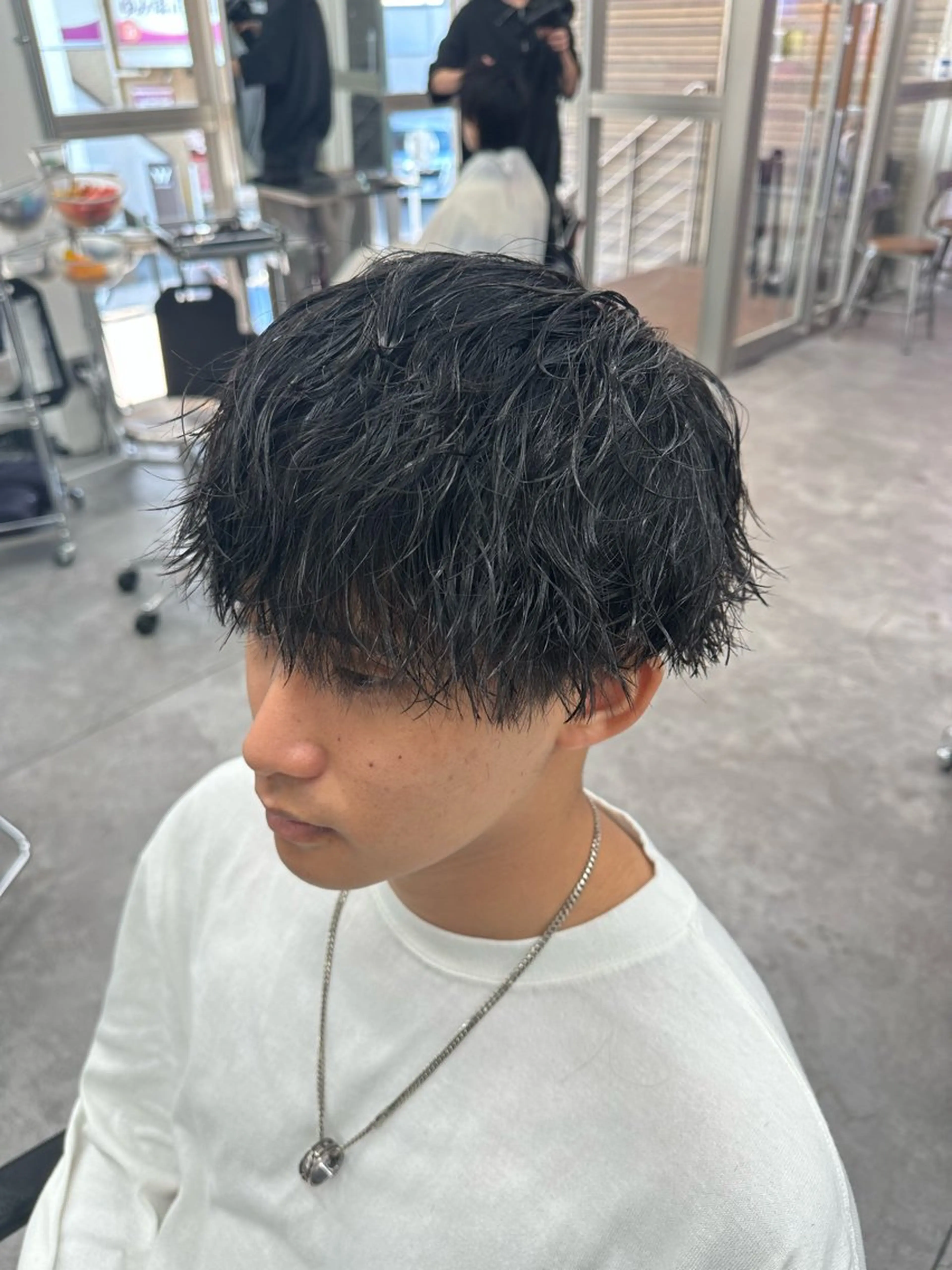 ミディアム パーマ メンズ ミディアムパーマ メンズブリーチ メンズハイライト メンズインナーカラー メンズ韓国風 メンズ特化🔥 渡邉愛斗のヘアスタイル