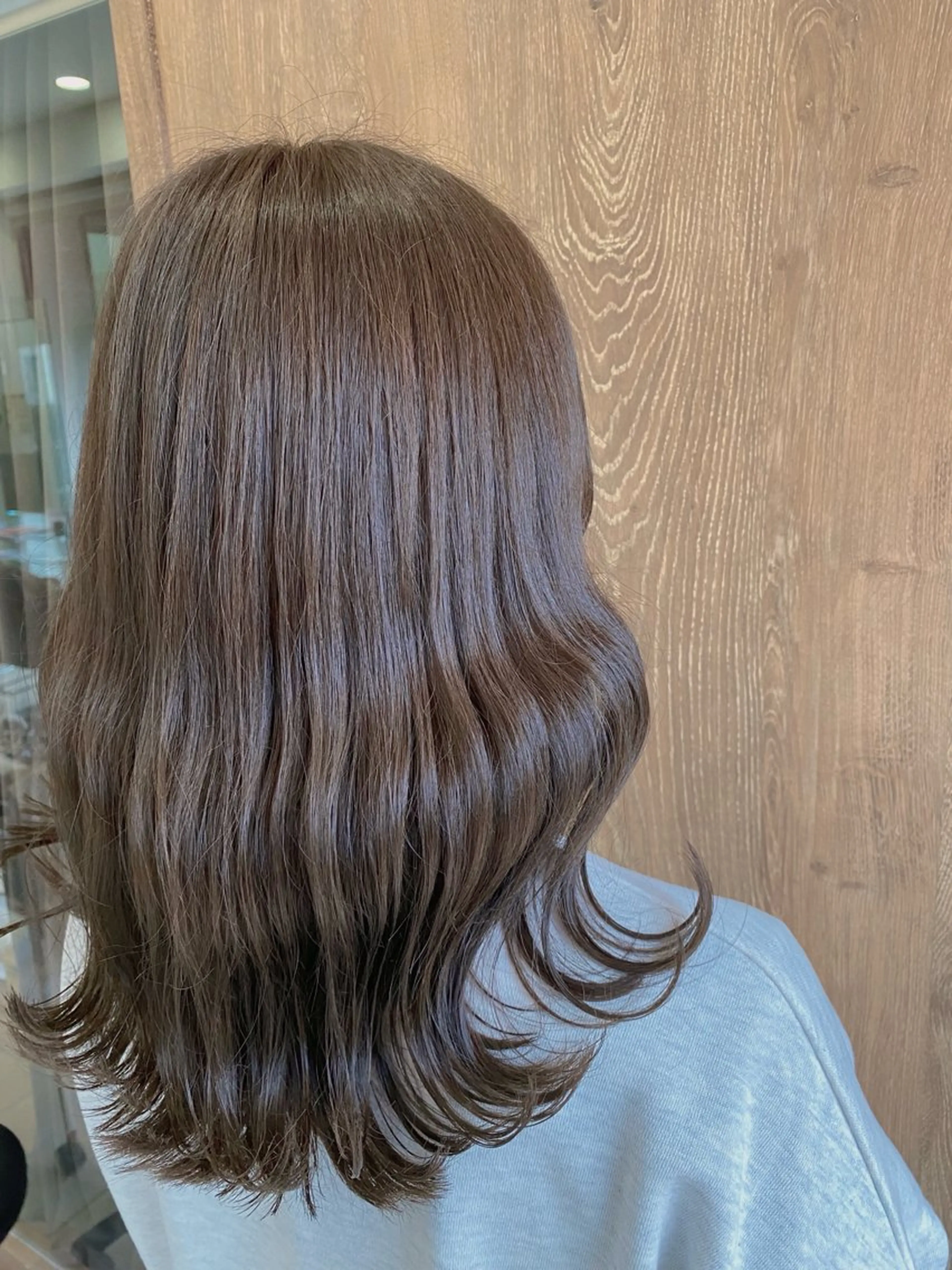 セミロング カラー 小坂 麻綾のヘアスタイル