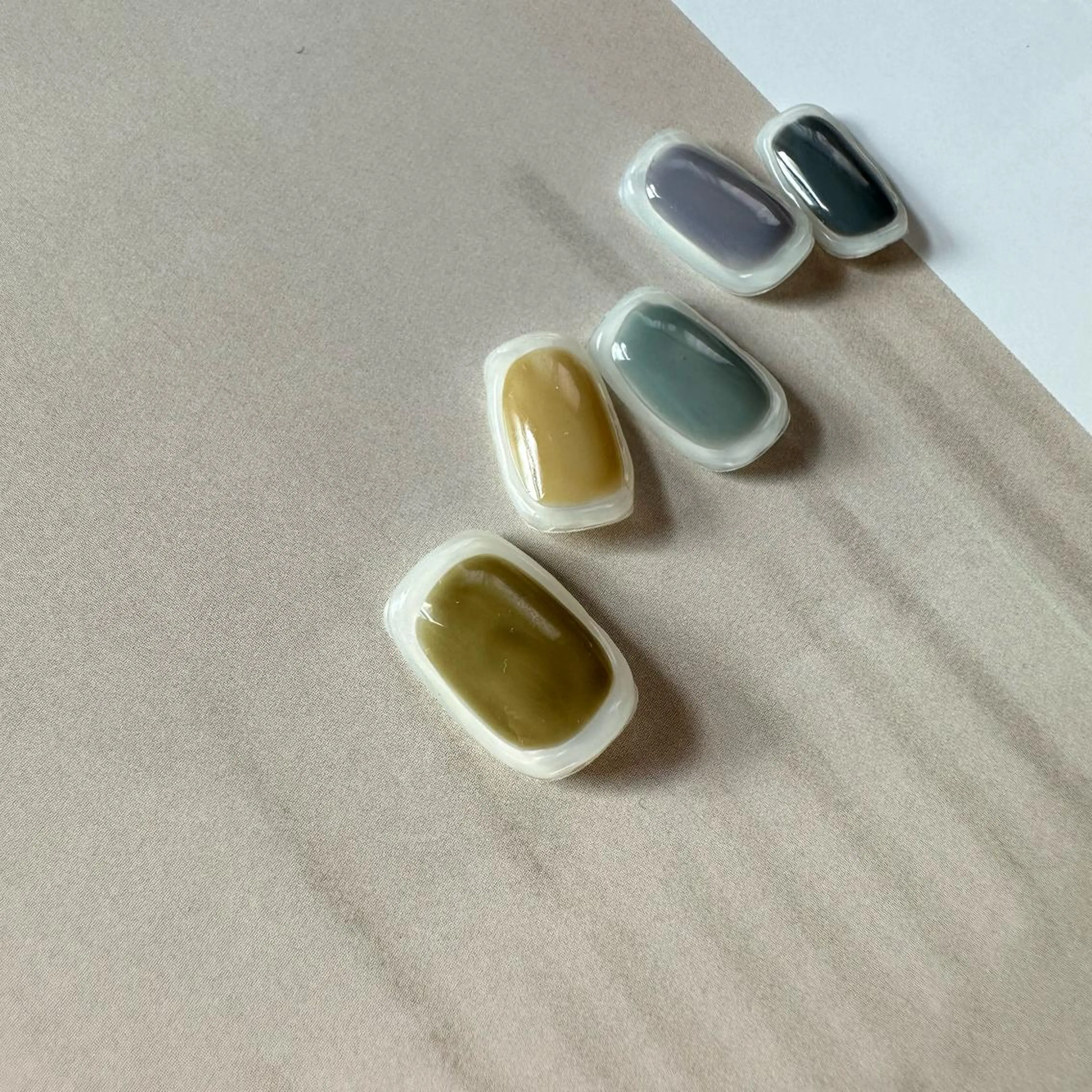 ショート カラー ネイル マツエク・マツパ アイブロウ クリアネイル ぷっくりネイル ar. harajukuのネイルデザイン