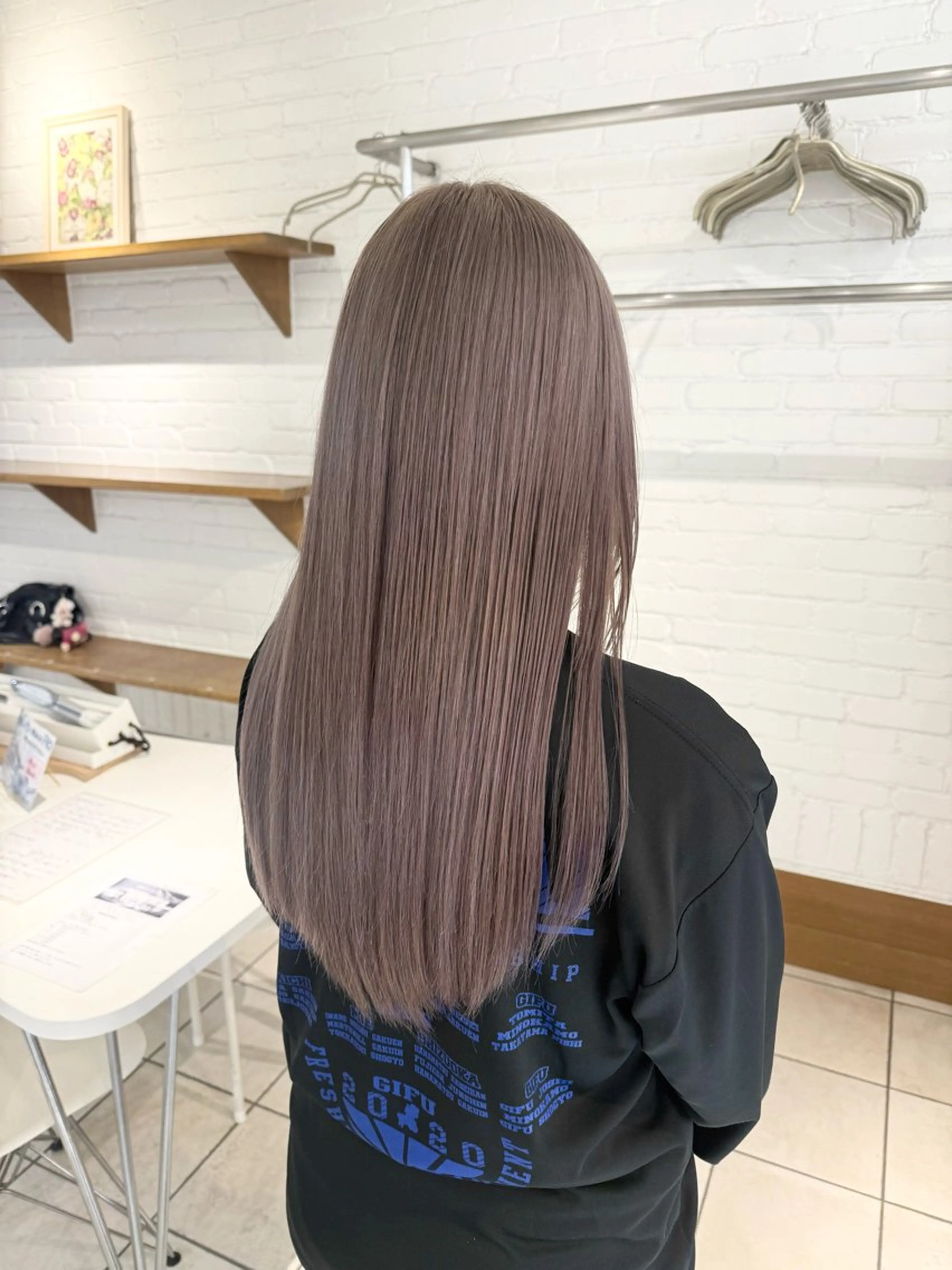 ロング カラー ベージュカラー ブリーチ ミルクティーベージュ 🌟デザインカラー 🌟コノミ🌟のヘアスタイル