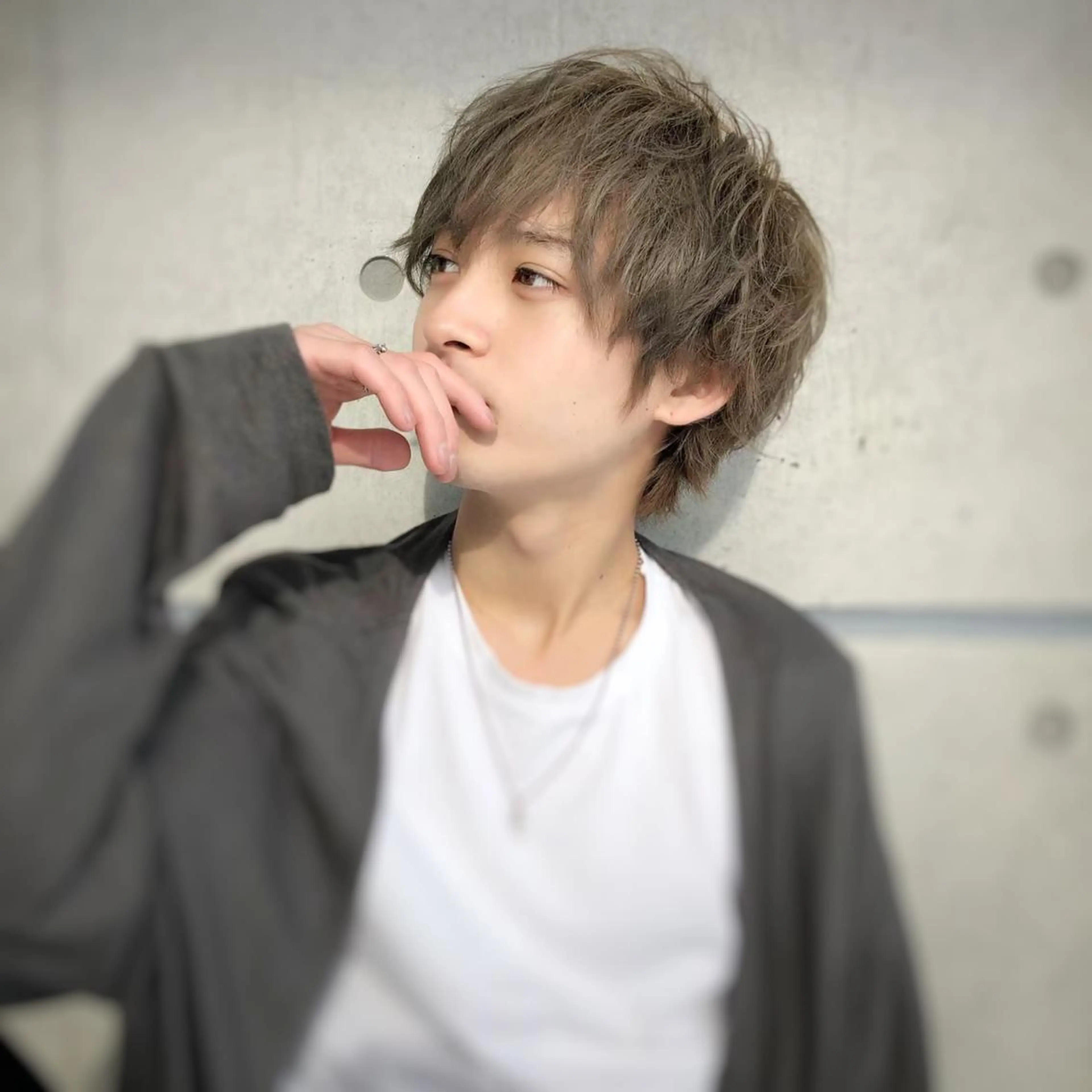 ショート カラー メンズ アップバング メンズブリーチ ビジネス センターパート メンズハイトーン ヘアカラー トリートメント ヘッドスパ ヘアセット 赤み消し🌿 透明感カラー🫧のヘアスタイル