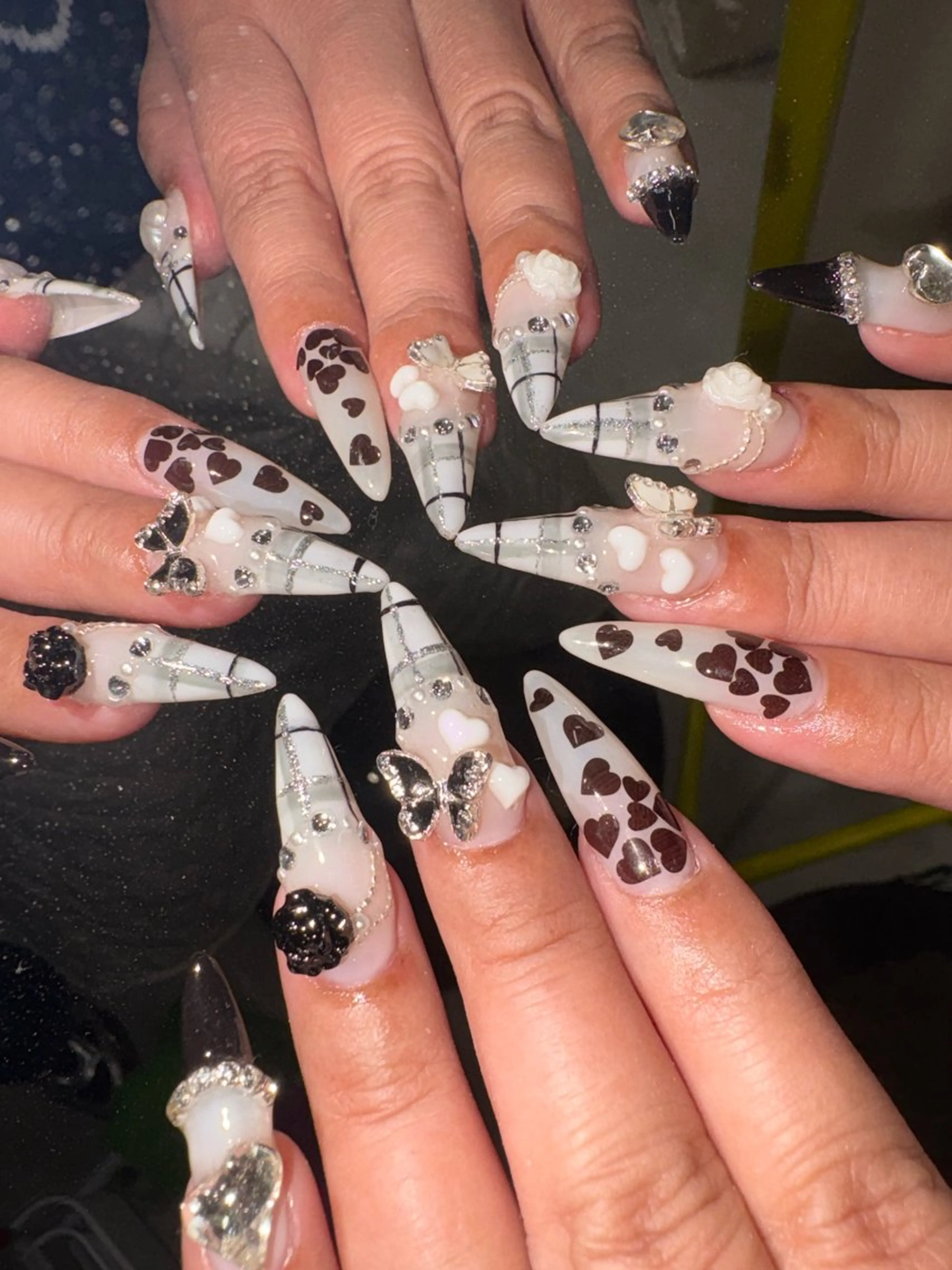 ネイル バレンタイン ホワイト ハンドネイル 33nail✴️栄 スミレ❇️Gel-xのネイルデザイン