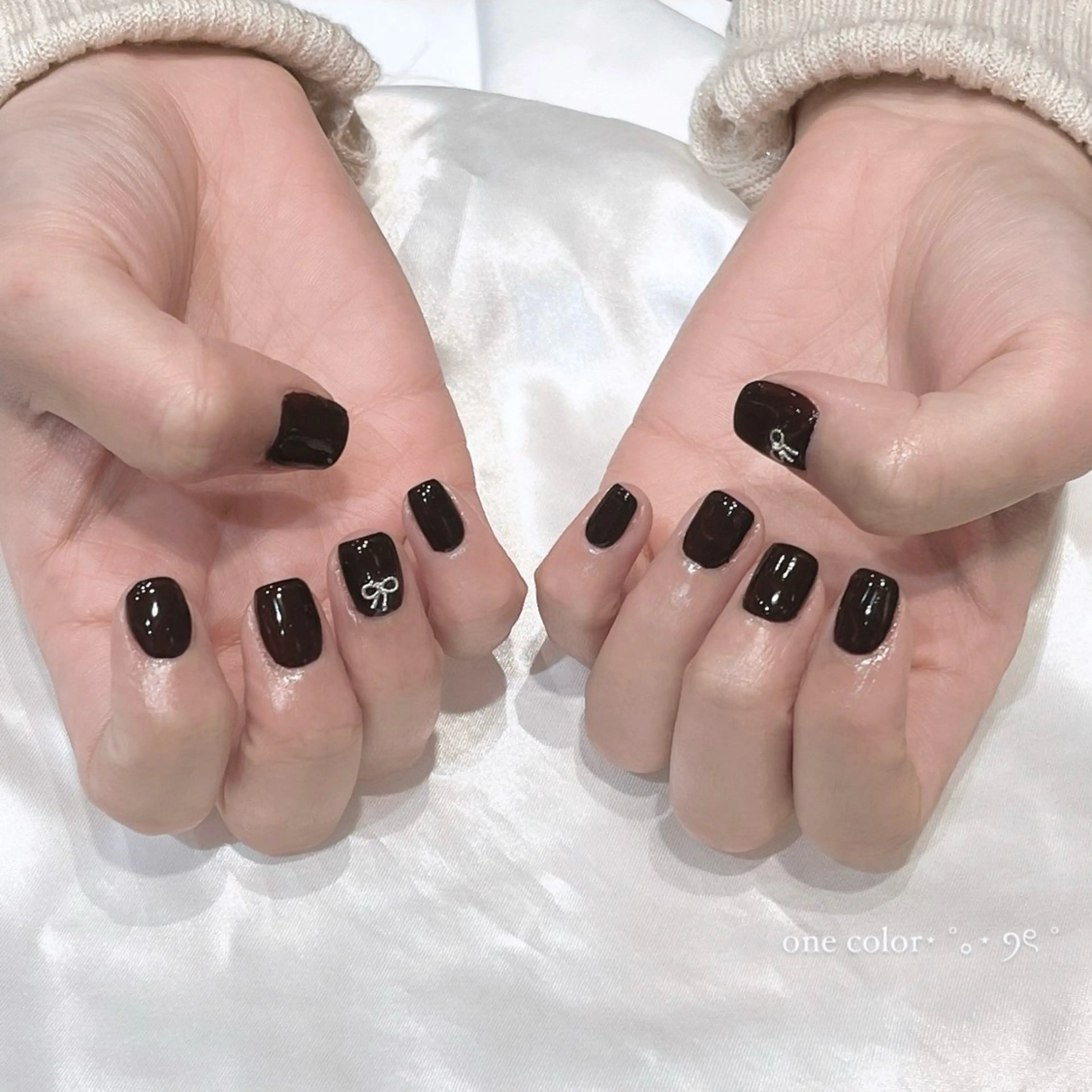 ネイル ワンカラーネイル 赤色 リボン ハンドネイル aoi ♡のネイルデザイン