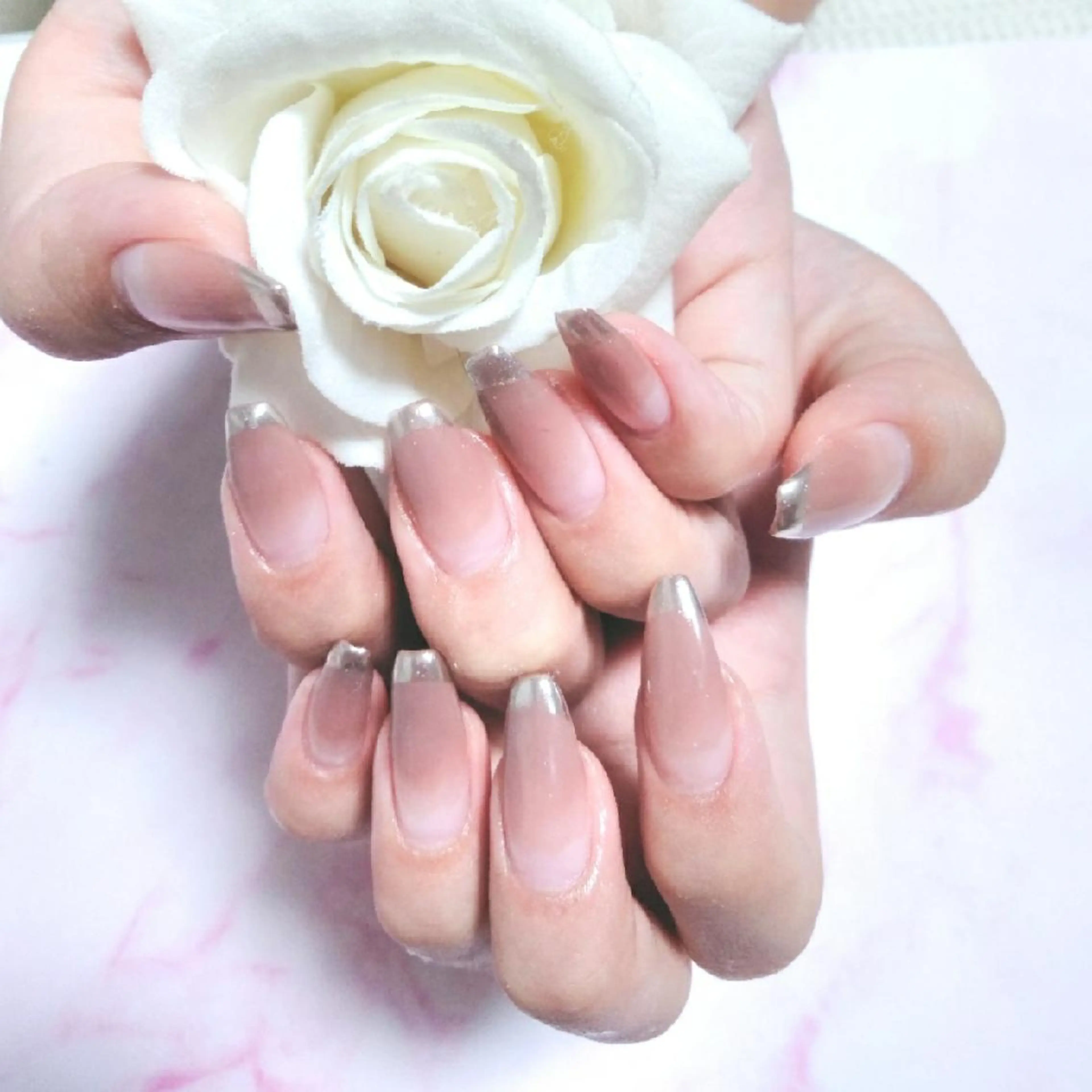 ネイル ミラーネイル エステとネイル ローズコンフォートのネイルデザイン