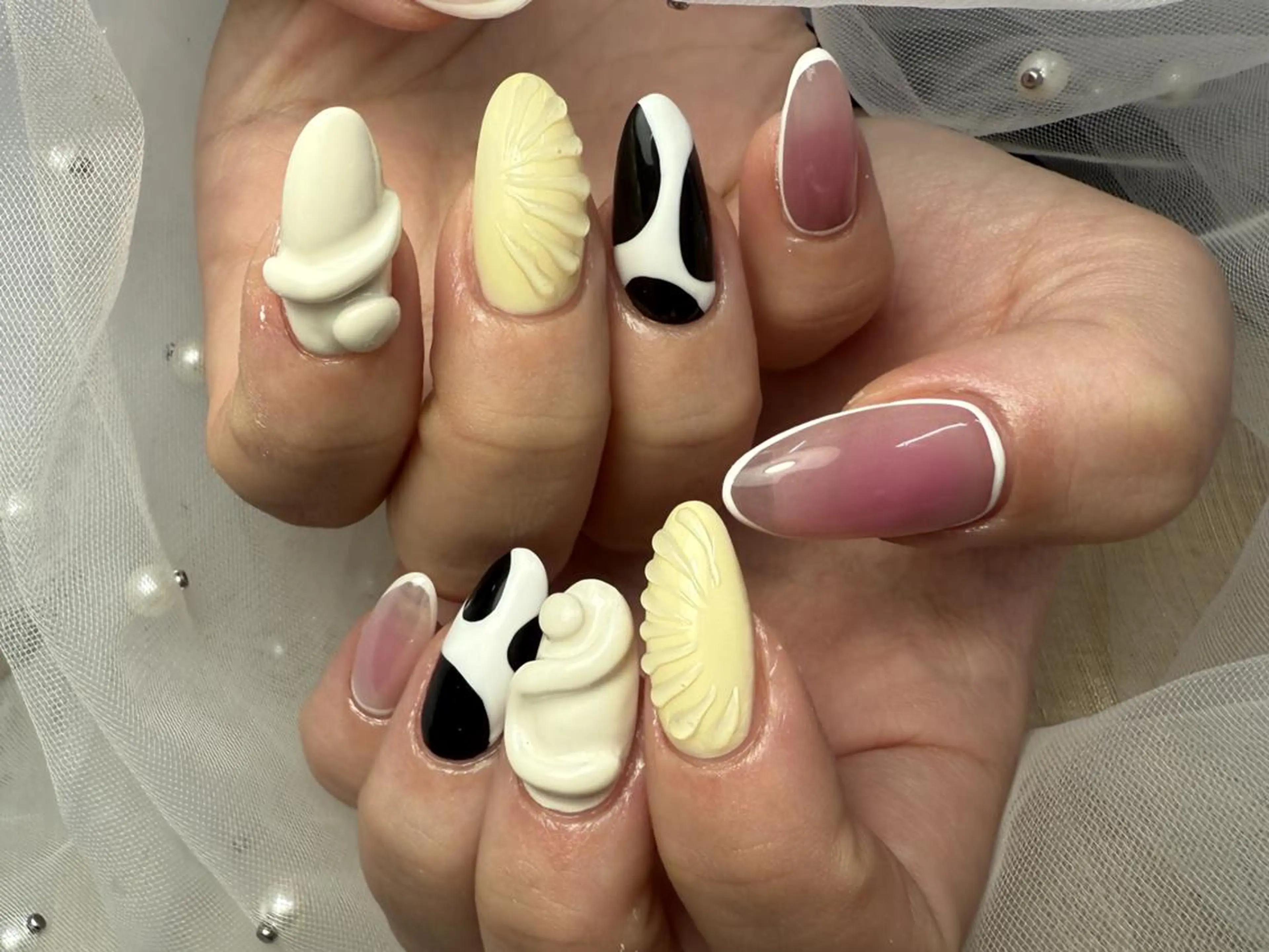 ネイル アートネイル グラデーション ホワイト 黄色 ハンドネイル ToliyDeliy Nail Salonのネイルデザイン