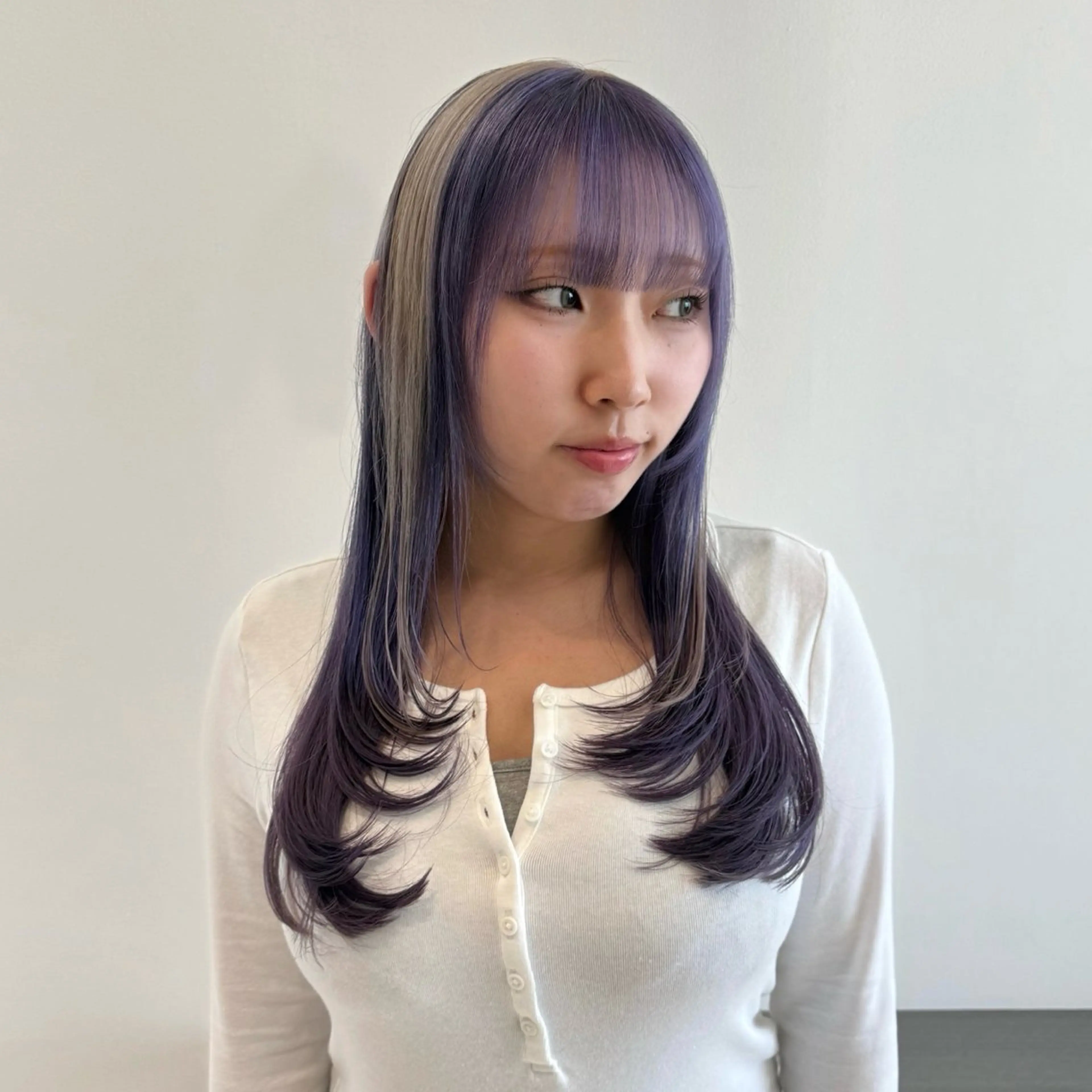 ミディアム カラー ヘアカラー トリートメント 🌼動き×透明感🩵 ハイトーン/ナナのヘアスタイル