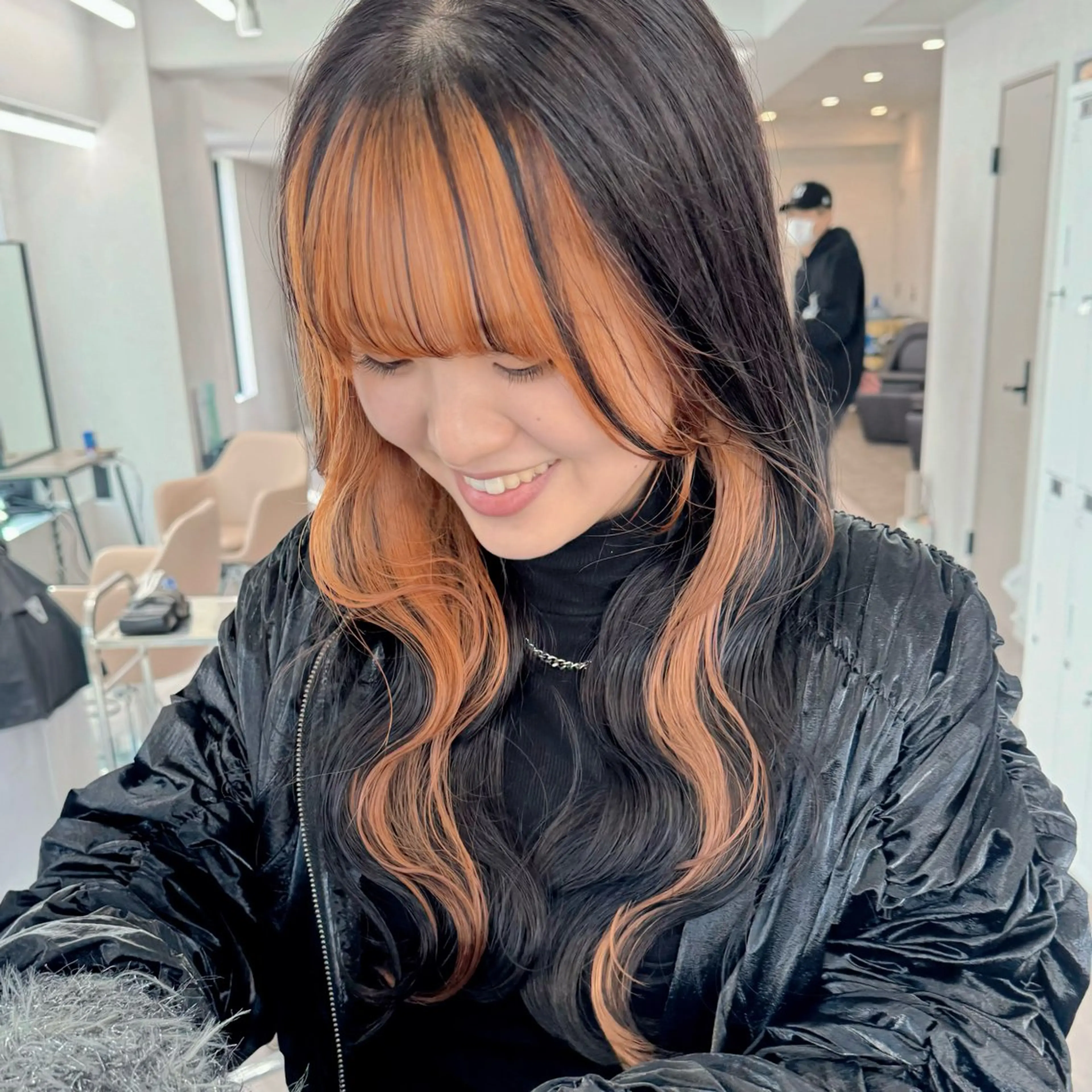 セミロング ハイトーンイヤ リングカラー清水隆央のヘアスタイル