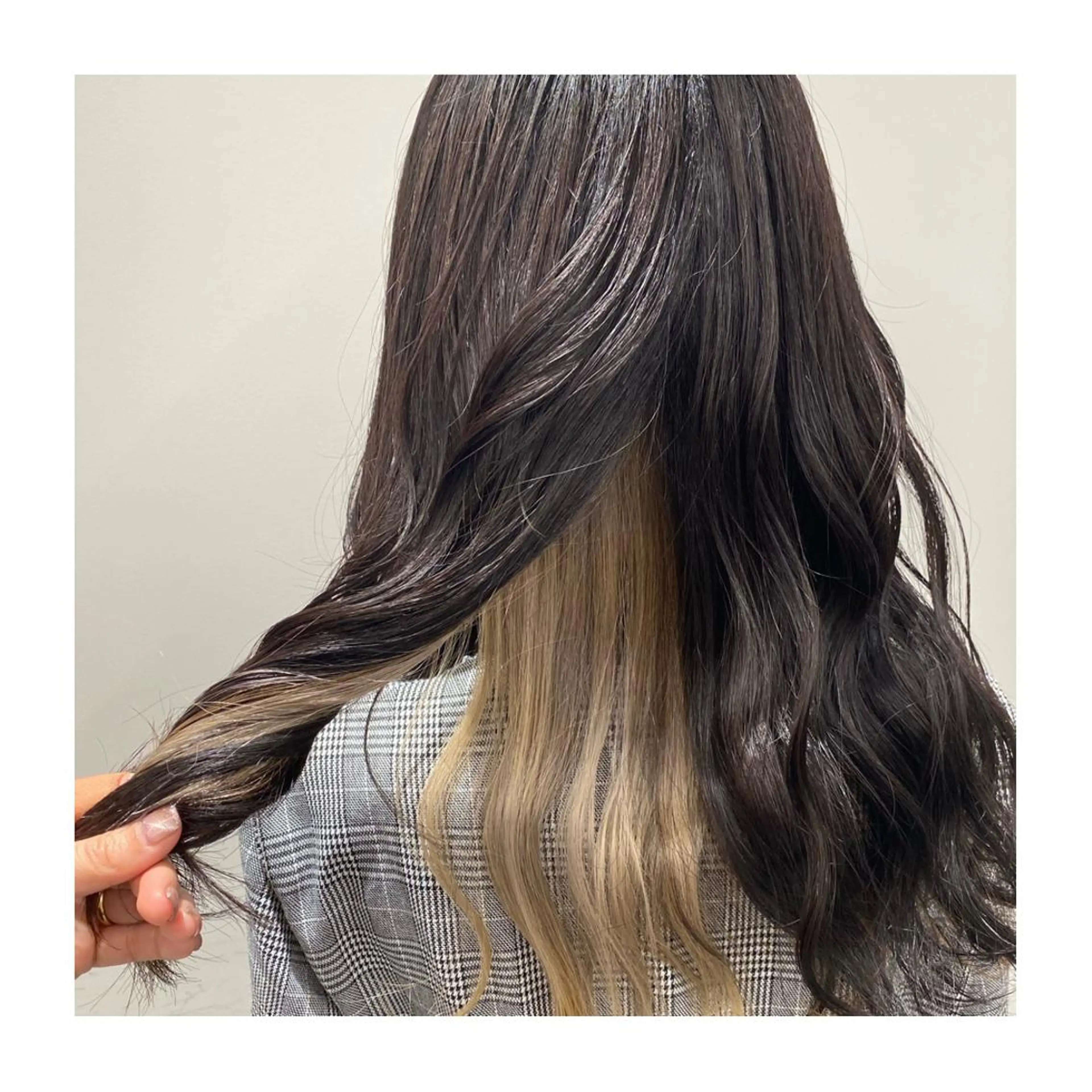 ロング カラー ヘアアレンジ ベージュカラー ブリーチ 小國 綾かのヘアスタイル