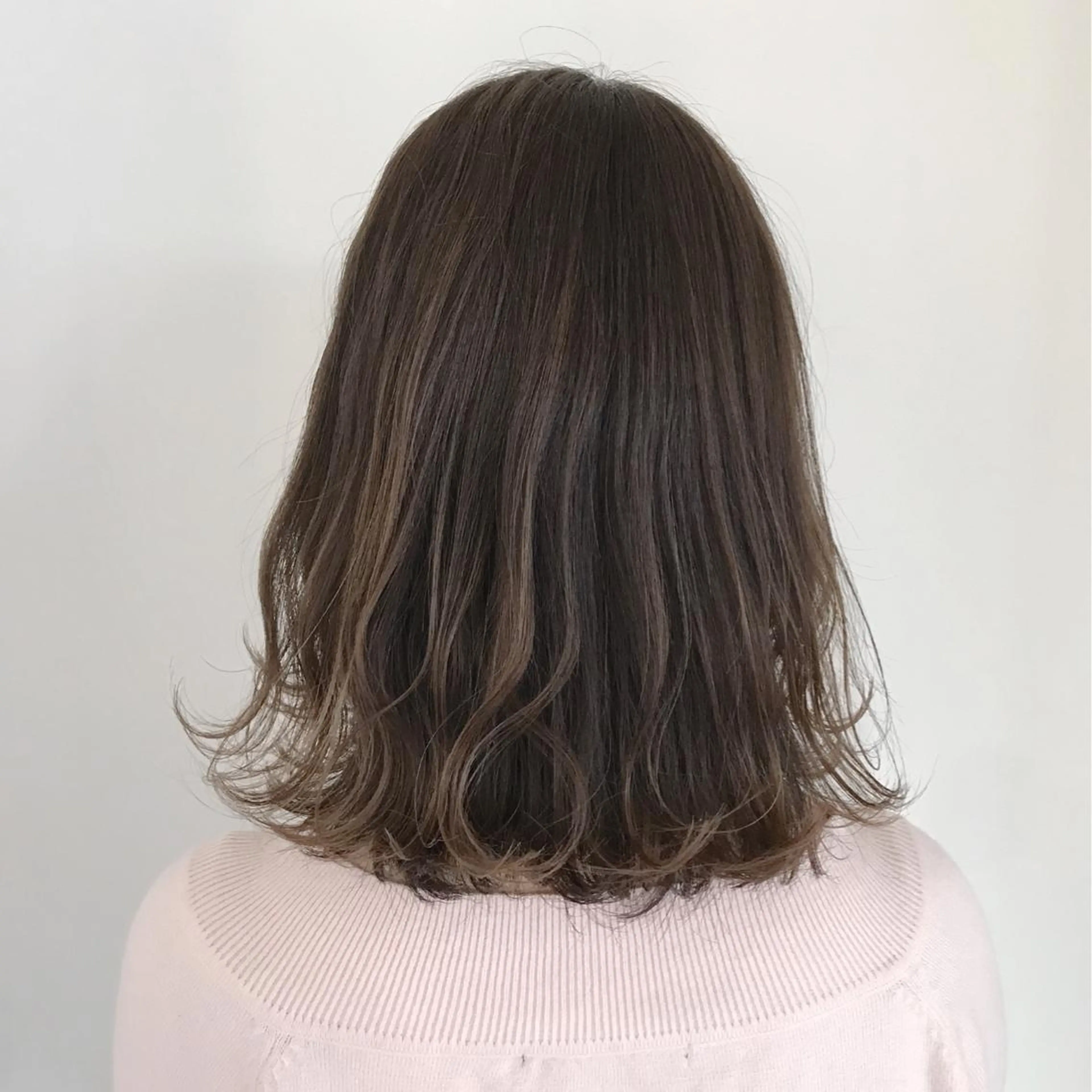 ミディアム カラー アッシュ 透明感カラー ボブ・レイヤーカット 吉敷航一のヘアスタイル