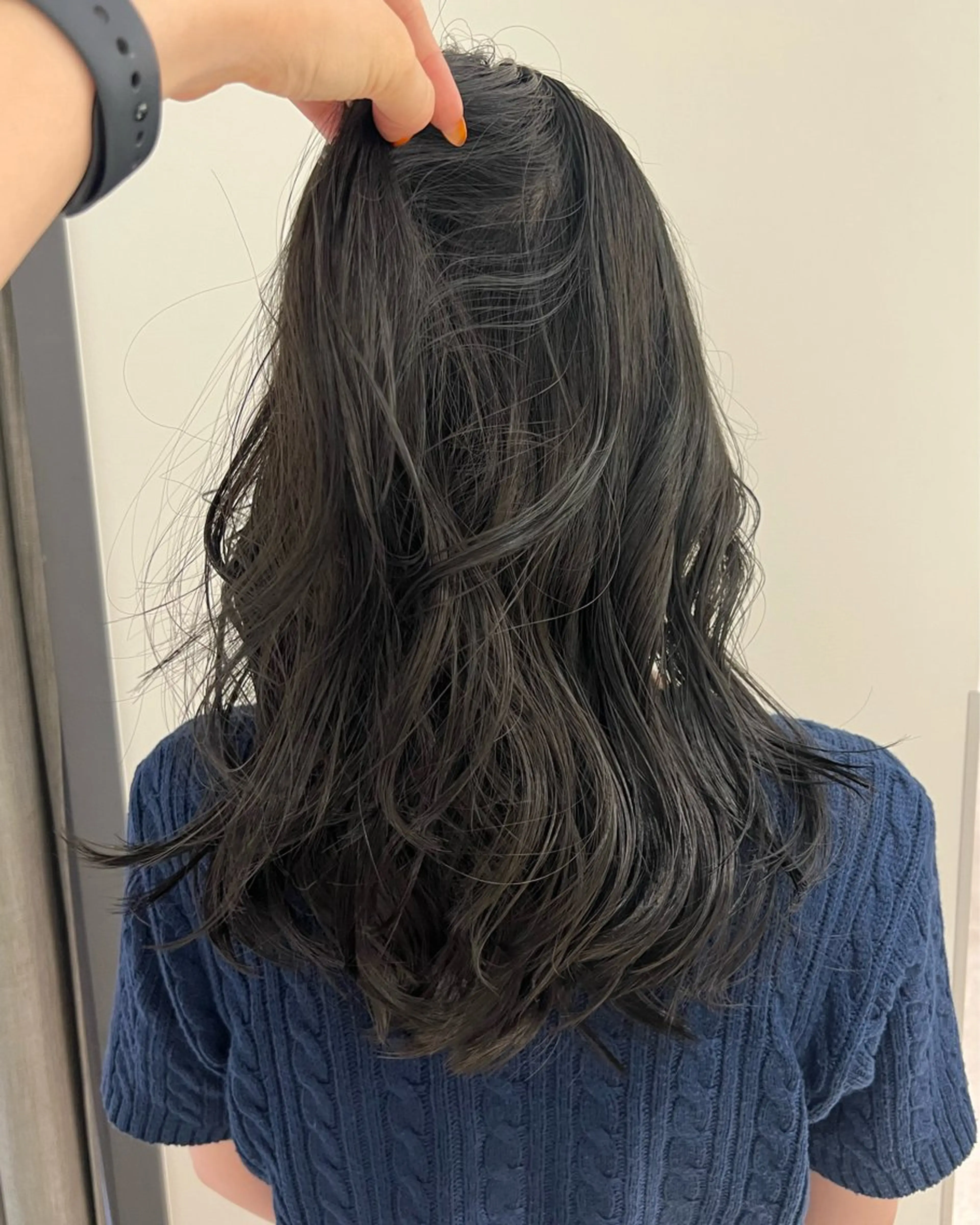 セミロング カラー ヘアアレンジ ブルーカラー 暗髪カラー🫐パーマ おくだりんかのヘアスタイル