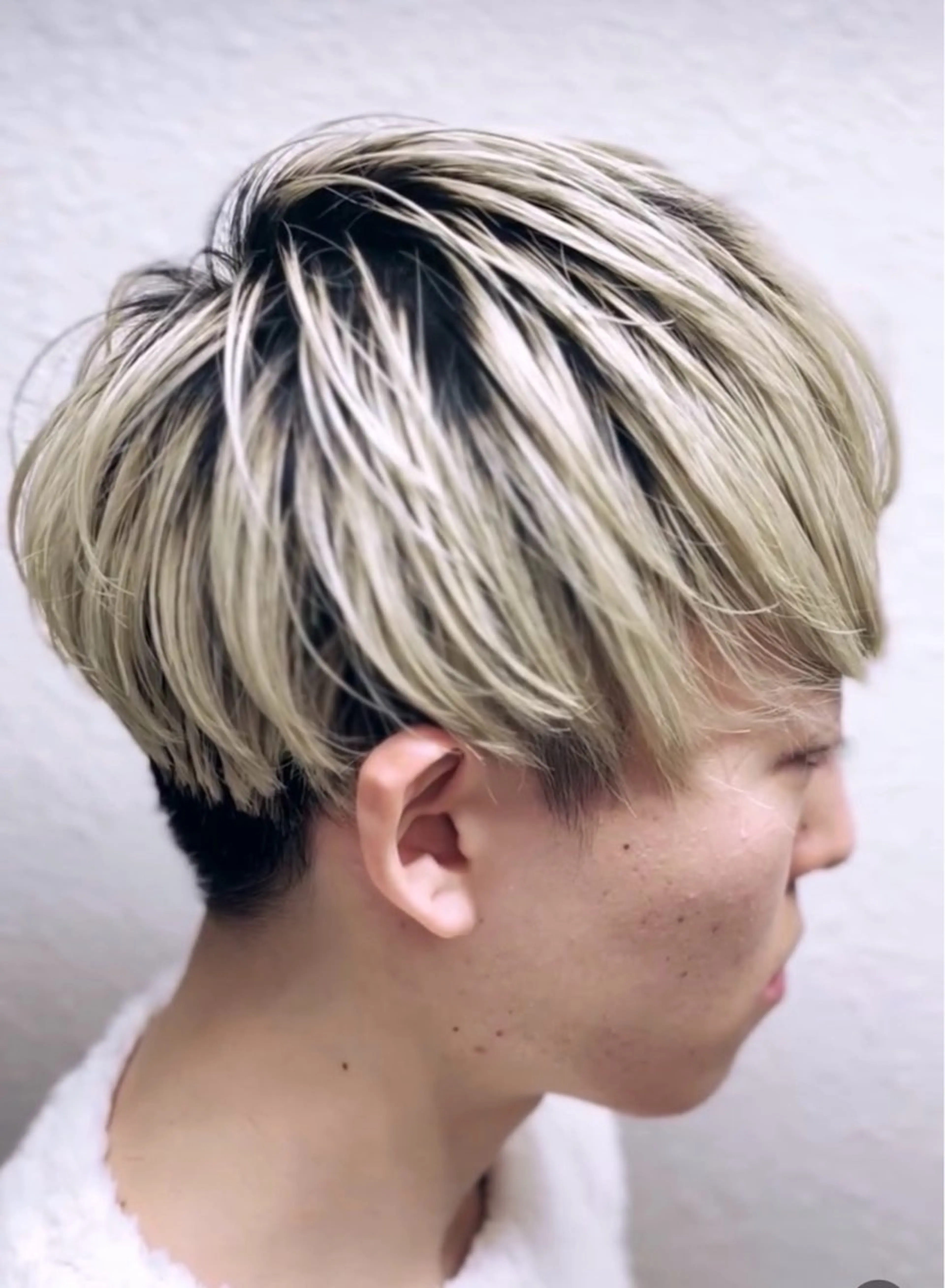 ショート カラー メンズ メンズブリーチ メンズハイトーン マッシュ ブリーチ グラデーションカラー 小林 拓望のヘアスタイル