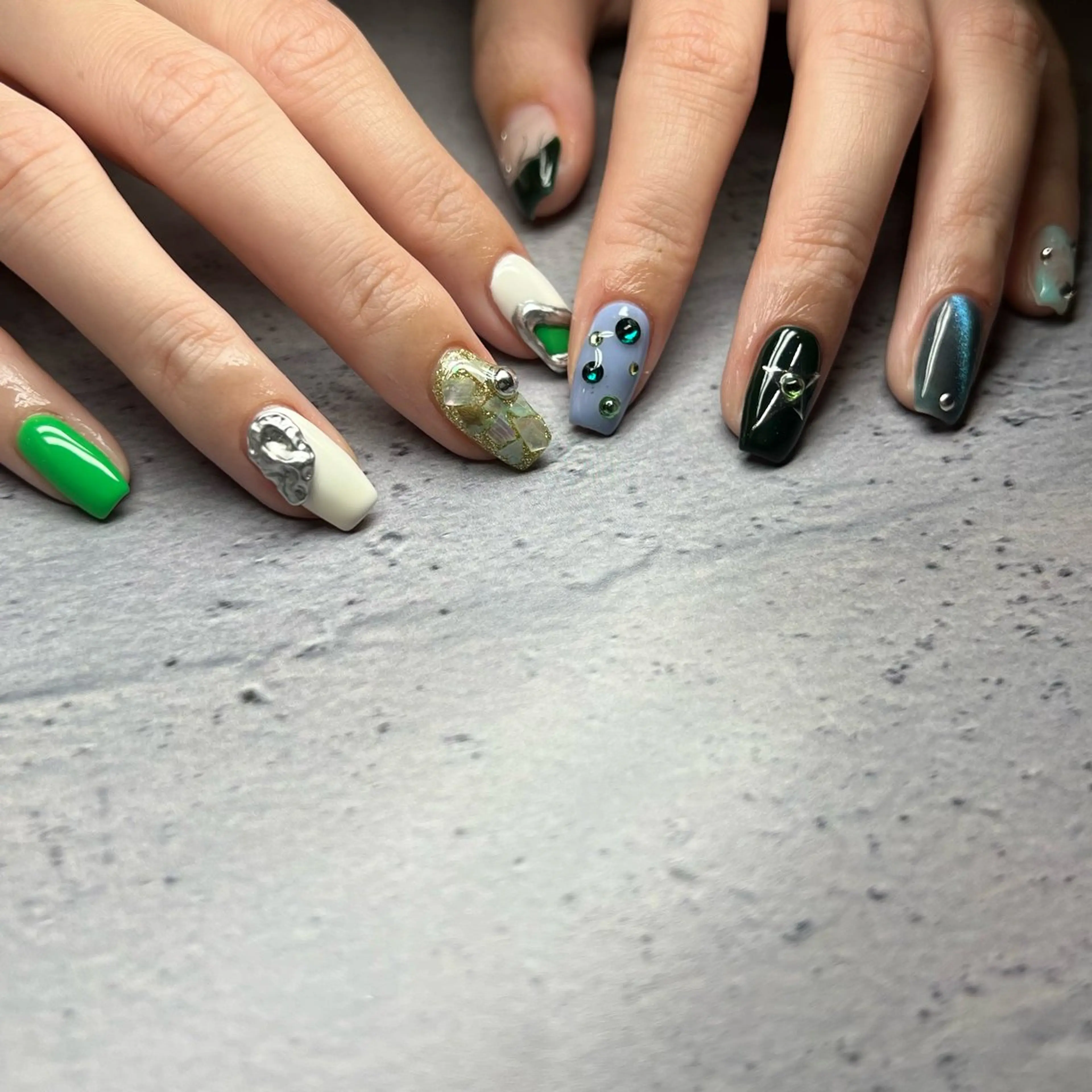 ネイル ニュアンスネイル 𝐫𝐚𝐢 𝐧𝐚𝐢𝐥のネイルデザイン