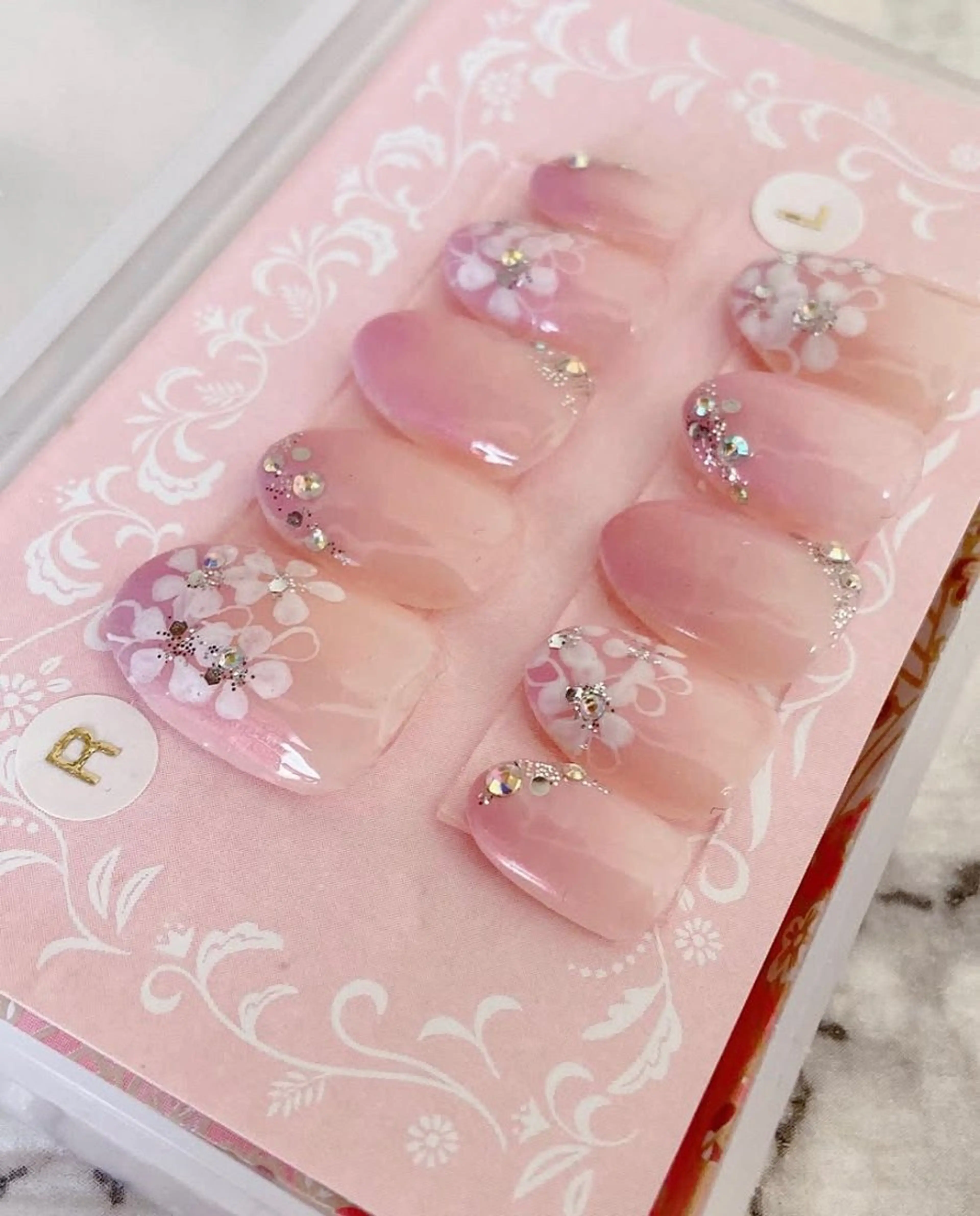 ネイル グラデーション ストーンネイル ネイルチップ 前田 りかのネイルデザイン