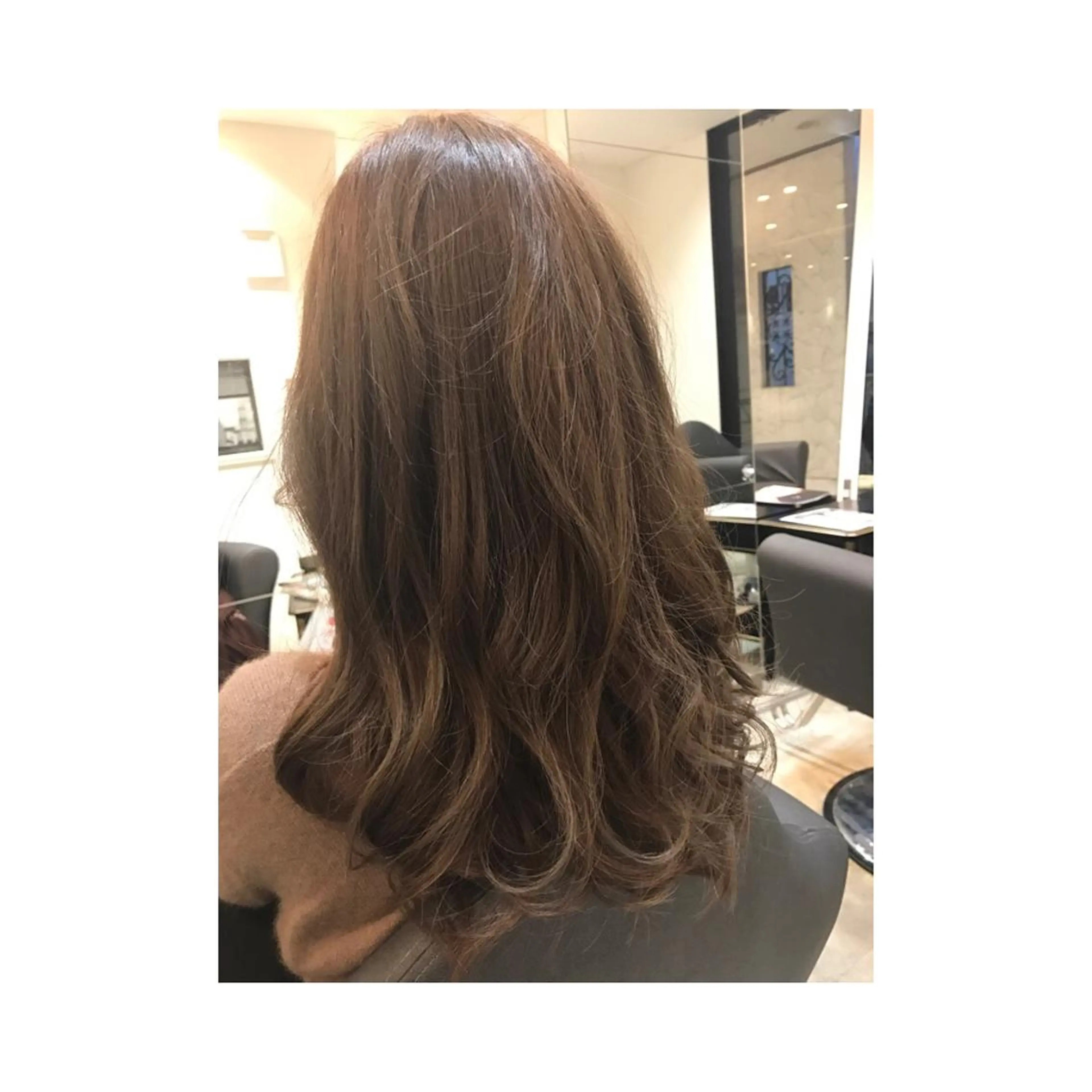 カラー グレージュ イルミナカラー ブリーチ特化 梅田本多翔のヘアスタイル