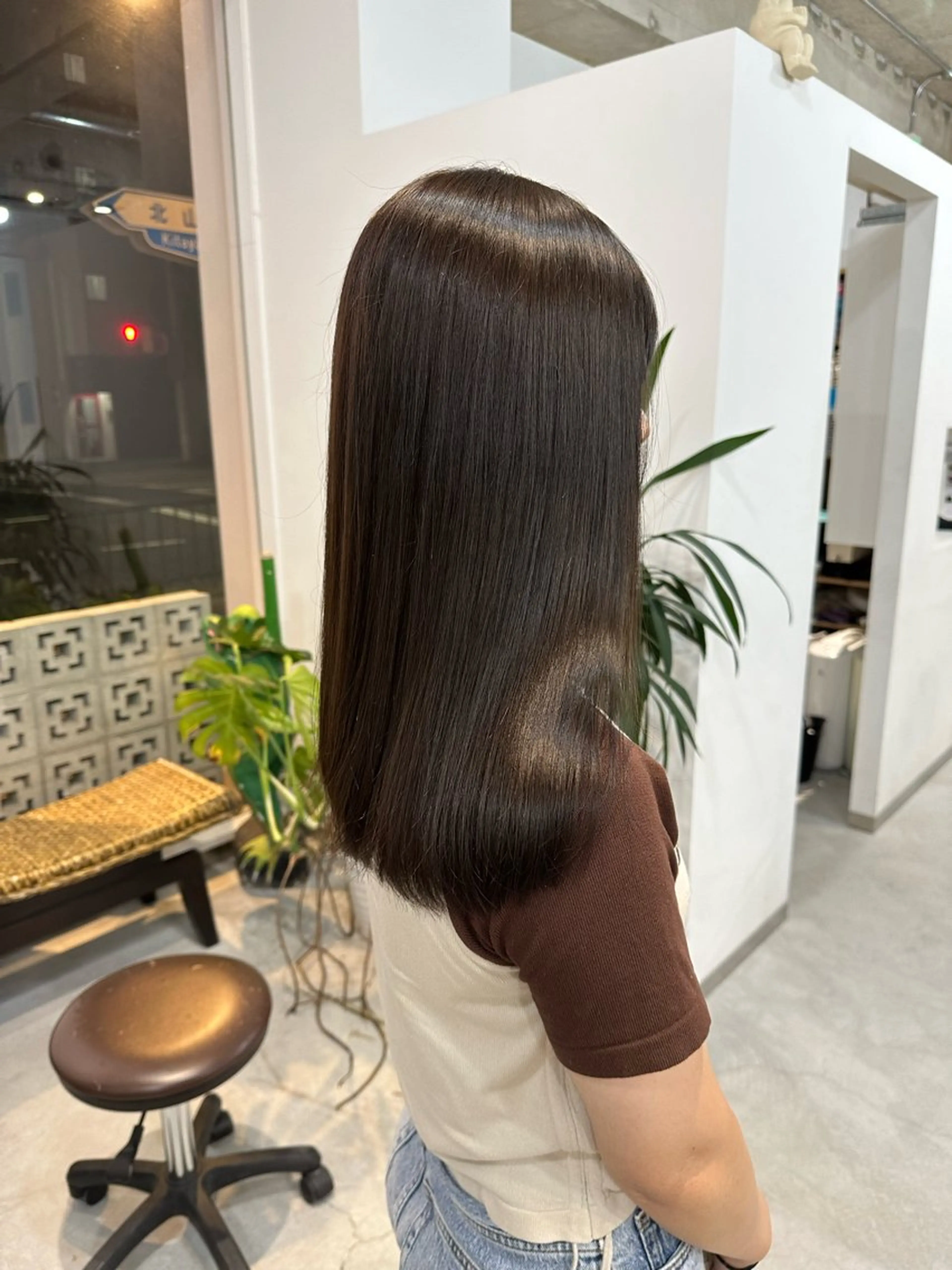 ロング カラー ベージュカラー オリーブベージュ カイリ /レイヤーカットのヘアスタイル