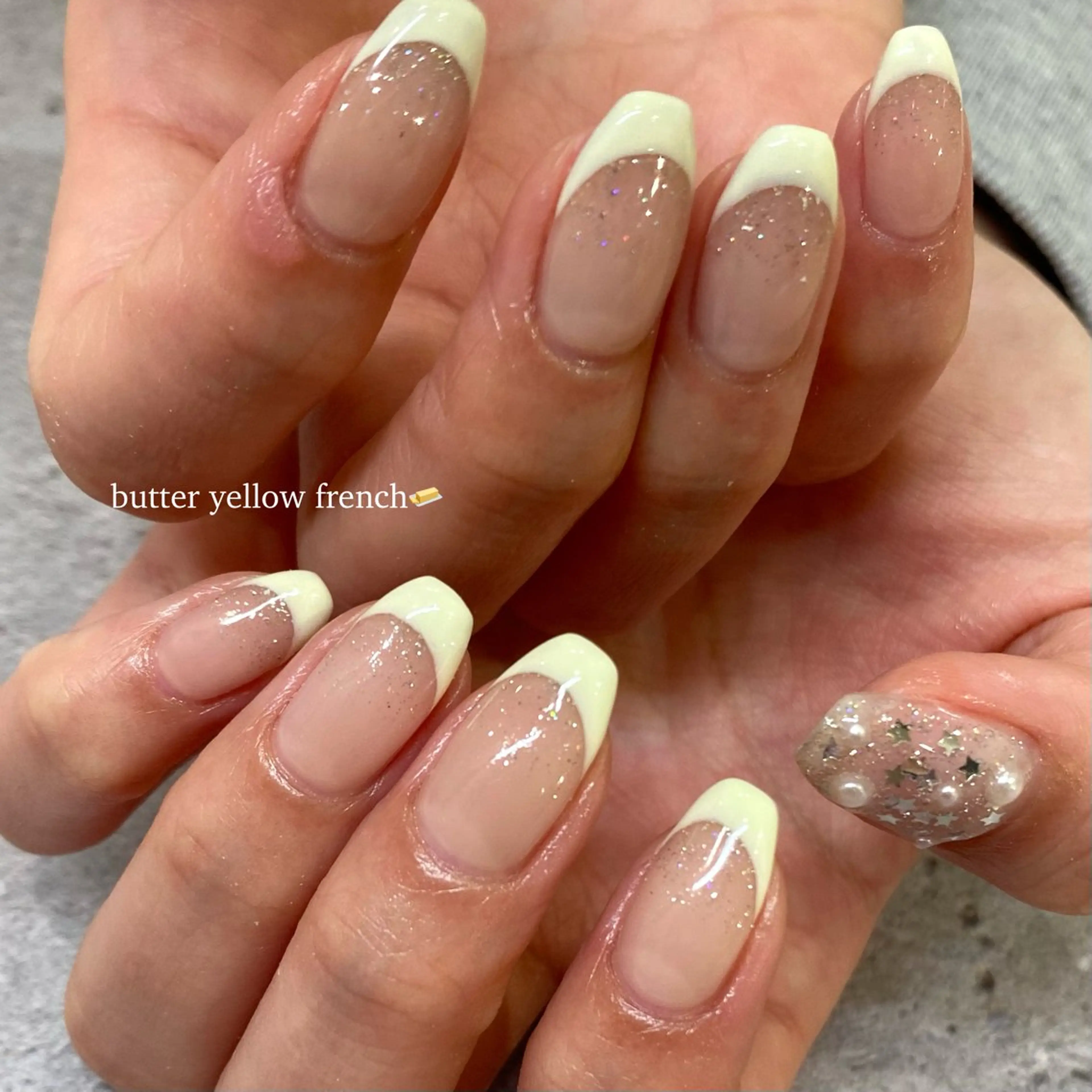 ネイル フラッシュネイル フレンチネイル 春ネイル 黄色 ハンドネイル WAVY airiのネイルデザイン