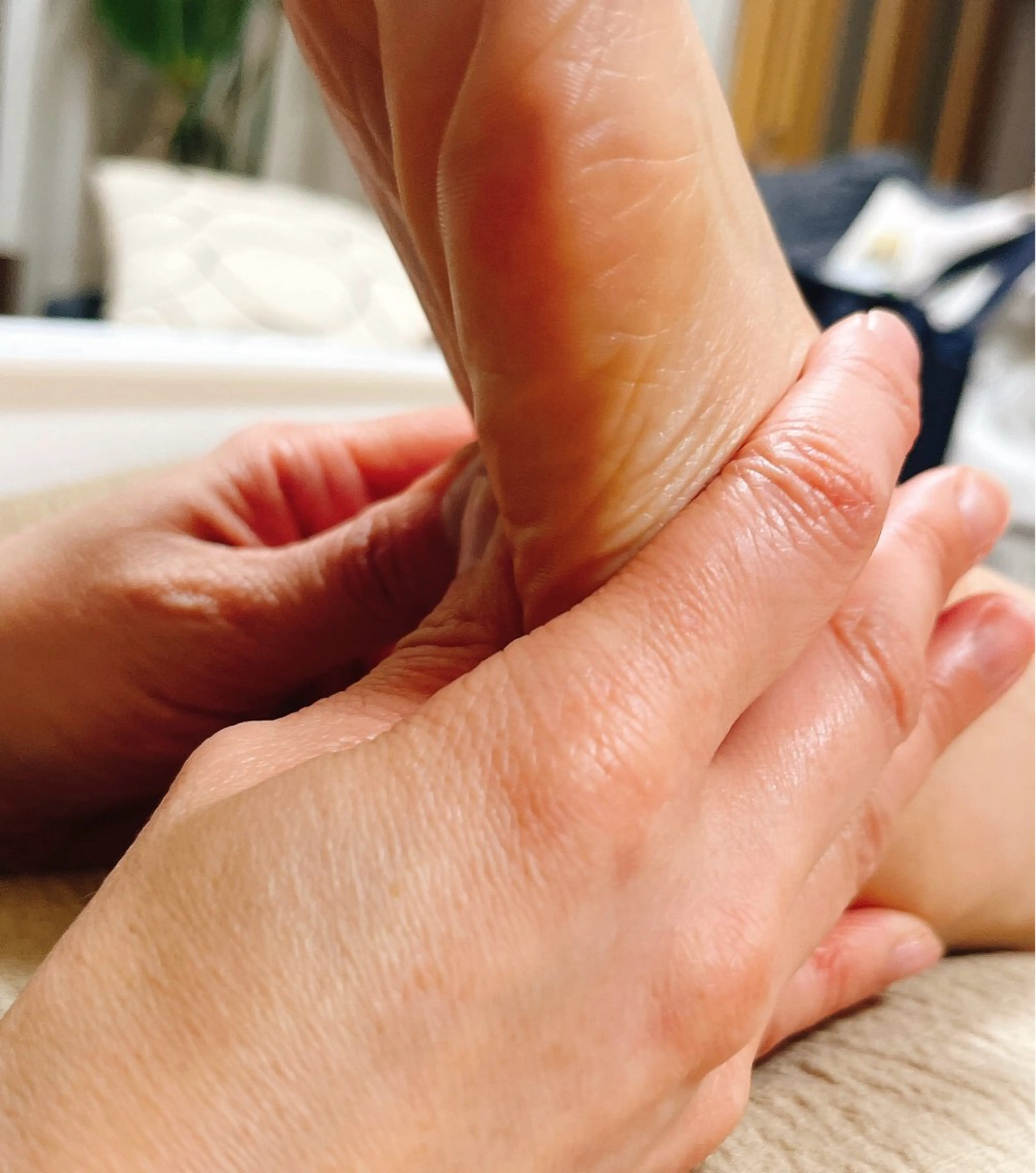 【冷え、浮腫みの方必見!川崎では当店だけ】よもぎ蒸し+足つぼマッサージ。芯から温めた後に足を緩めていきます。の写真