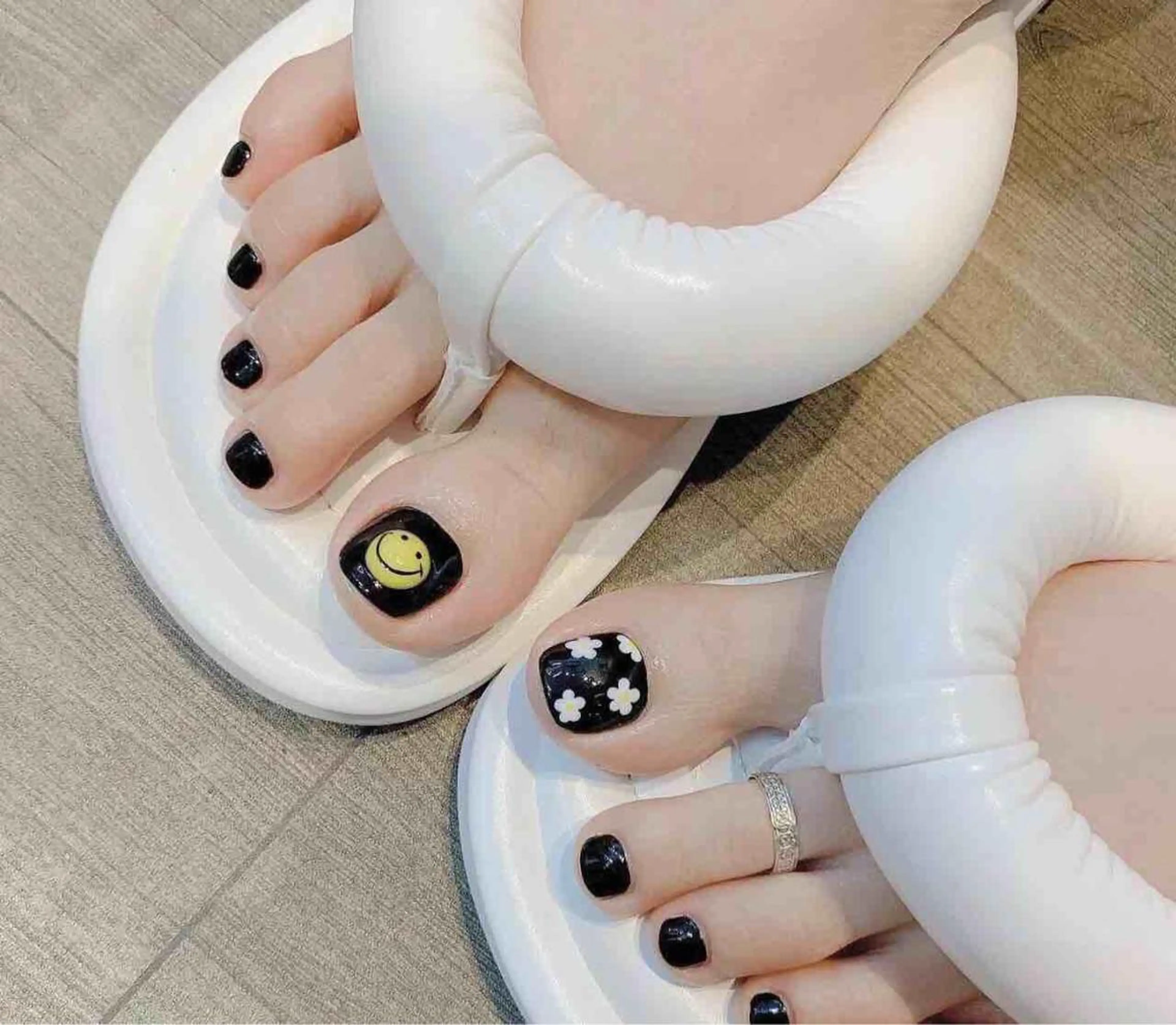 ネイル フットネイル MoonNail ユリ🌸のネイルデザイン