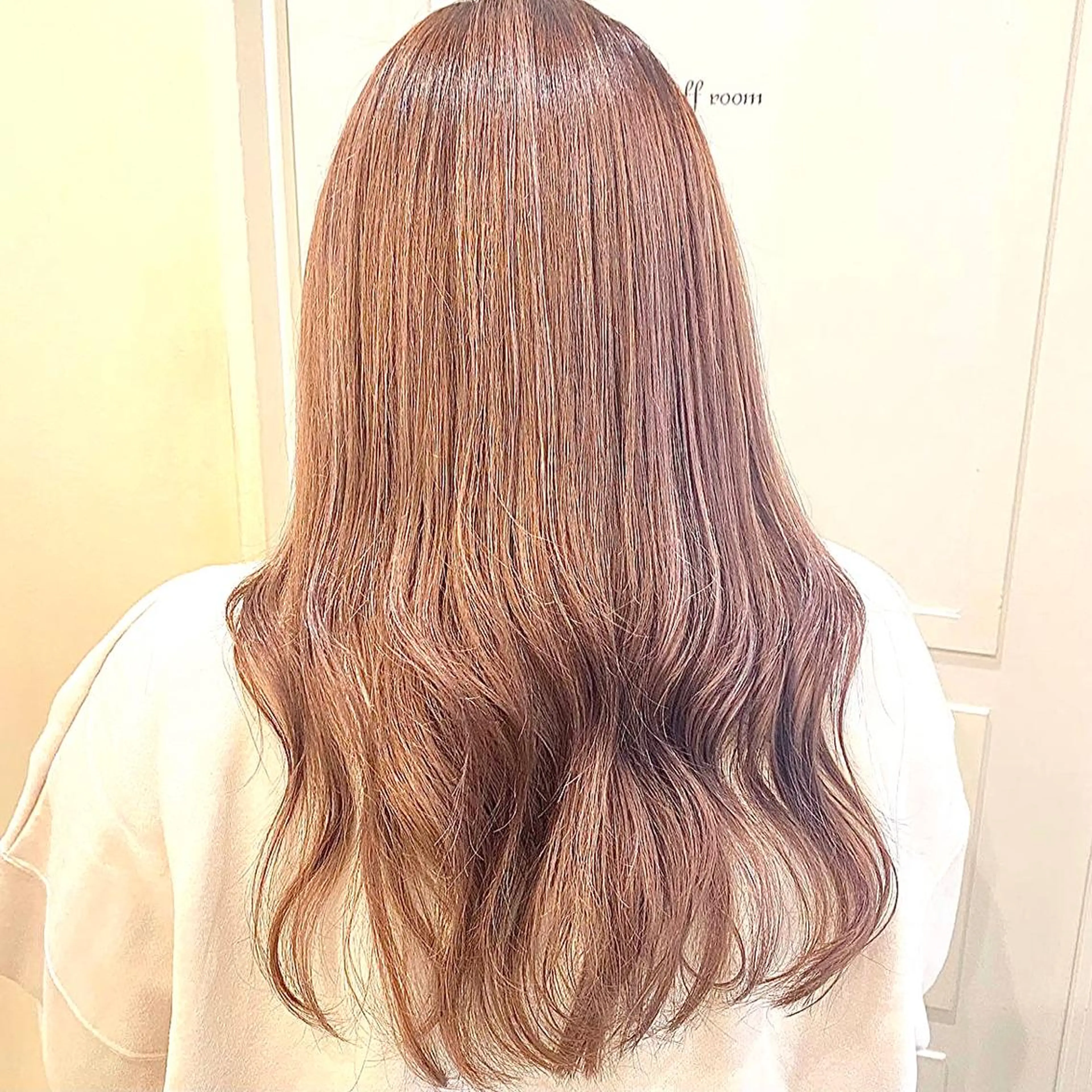 ロング カラー ベージュカラー ブリーチ ラベンダーカラー ラベンダーベージュ 小野 茉奈美のヘアスタイル