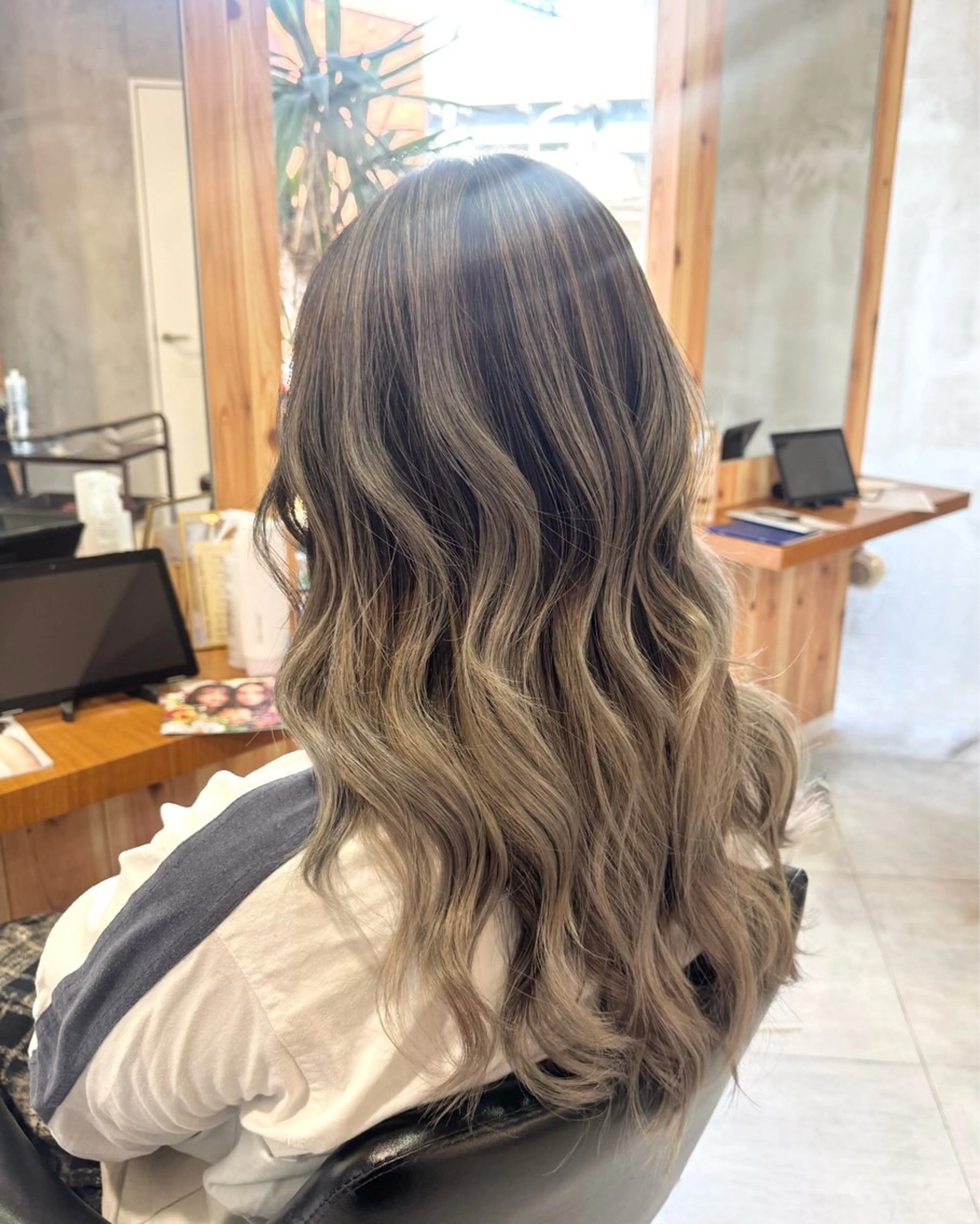 ロング カラー ヘアアレンジ 佐々木  まゆかのヘアスタイル