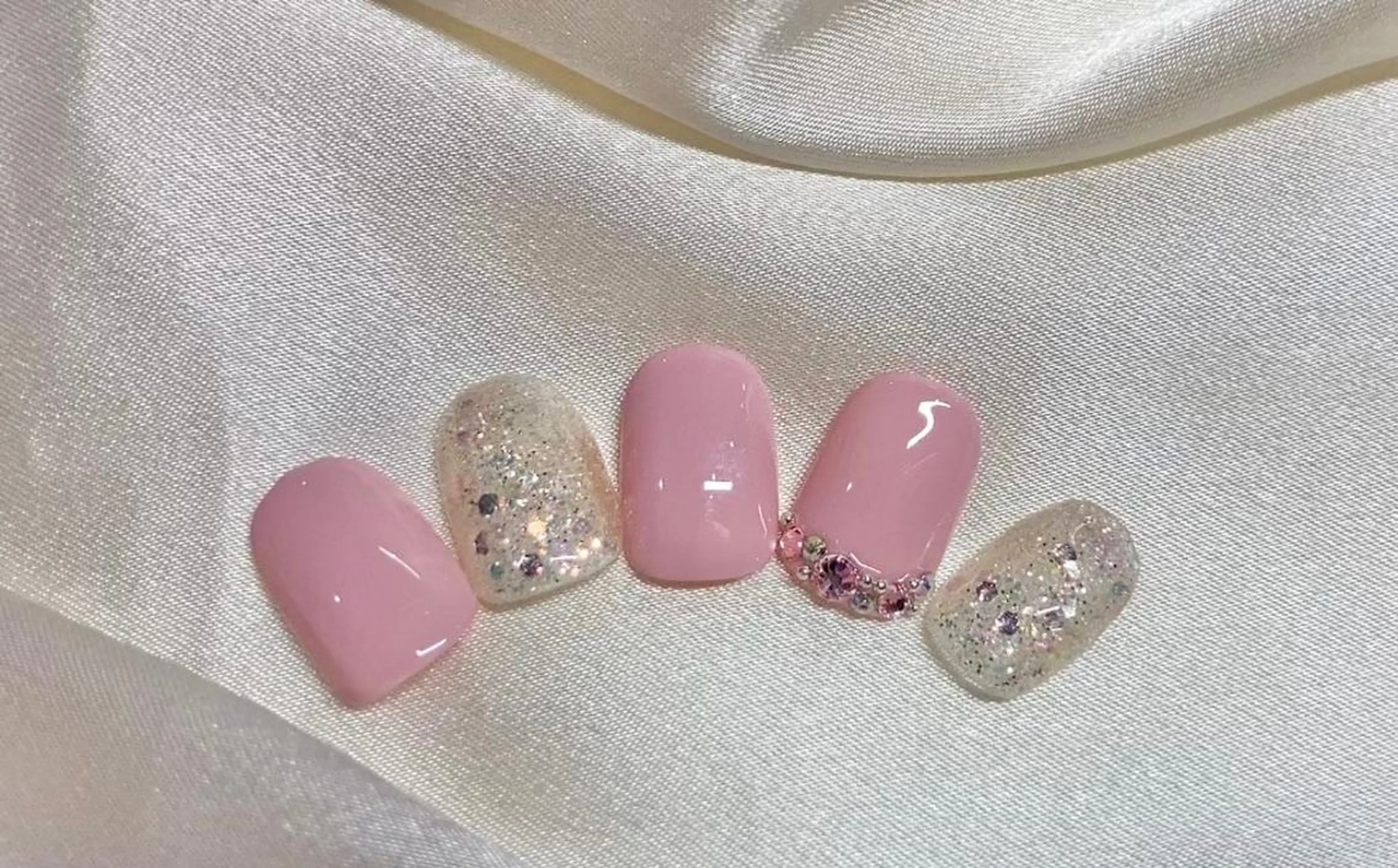 ネイル マツエク・マツパ アイブロウ 韓国風マツエク パリジェンヌラッシュリフト まつげパーマ ワンホンマツエク 長さ出し ハンドネイル Nail&eye Belire 新宿のネイルデザイン