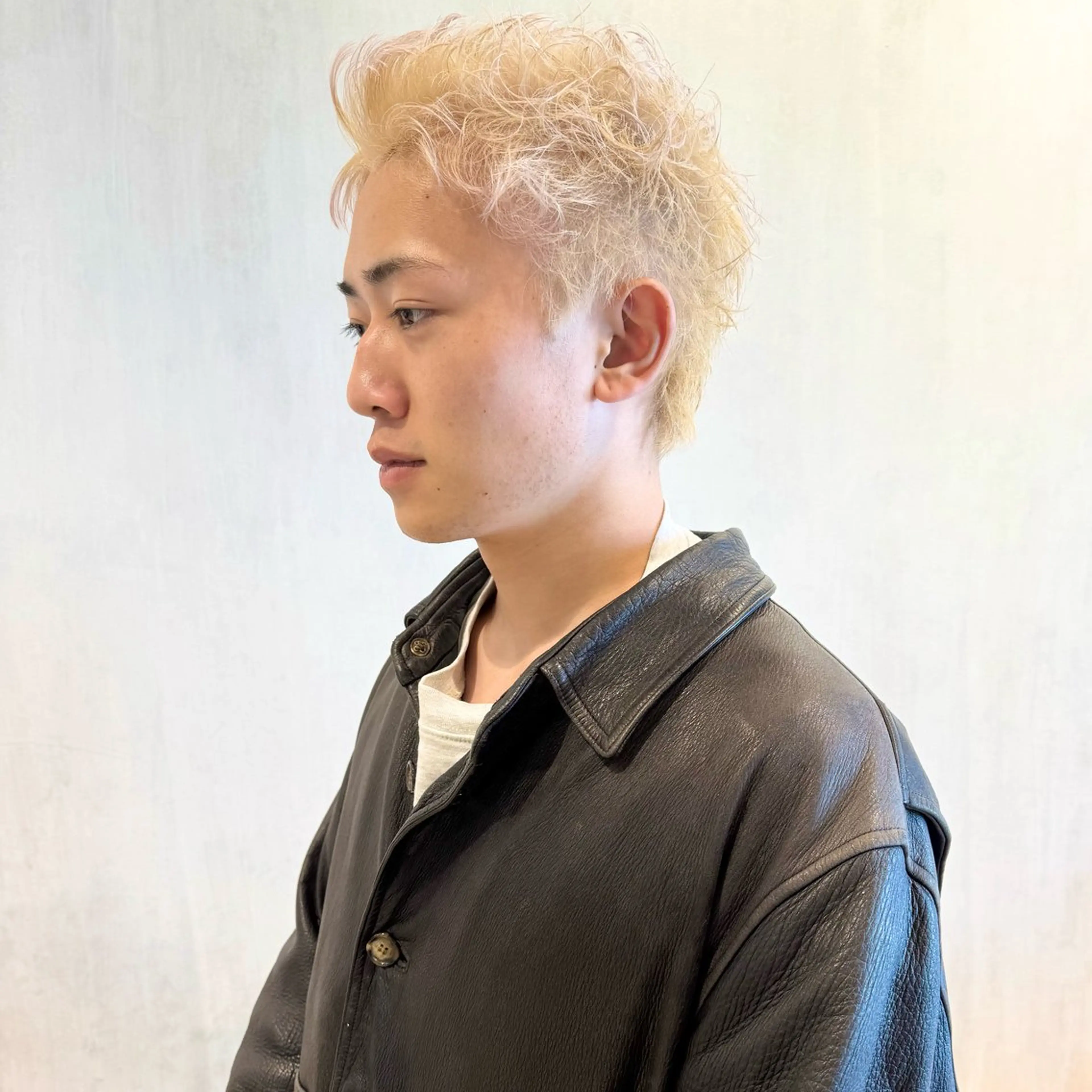 カラー メンズ メンズブリーチ メンズハイトーン メンズショート スパイキーショート ブリーチ カット ヘアカラー メンズパーマ/フェ ザーパーマ/古川晴輝のヘアスタイル