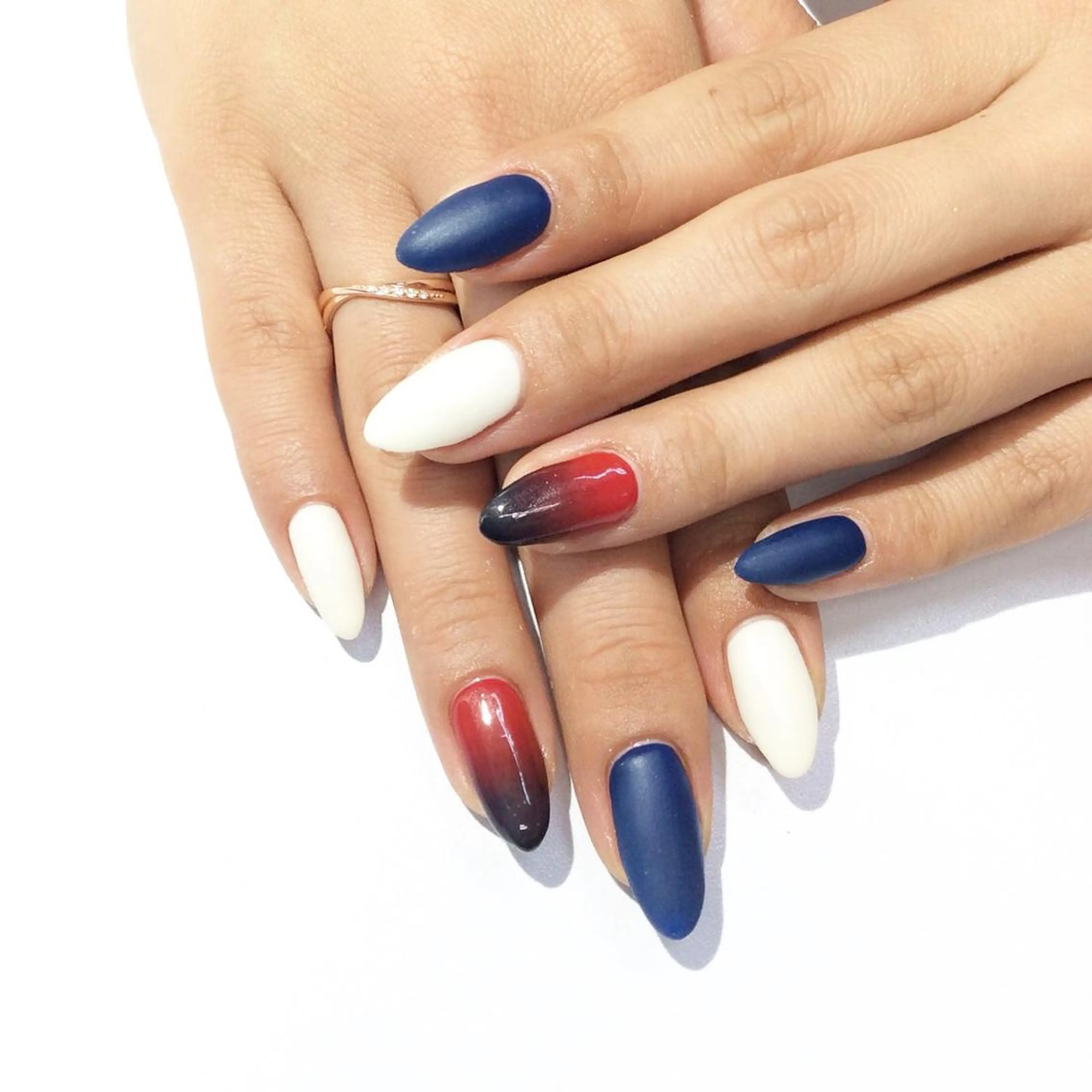 ネイル マツエク・マツパ グラデーション マットネイル esNail&eye イーズネイル＆アイのネイルデザイン