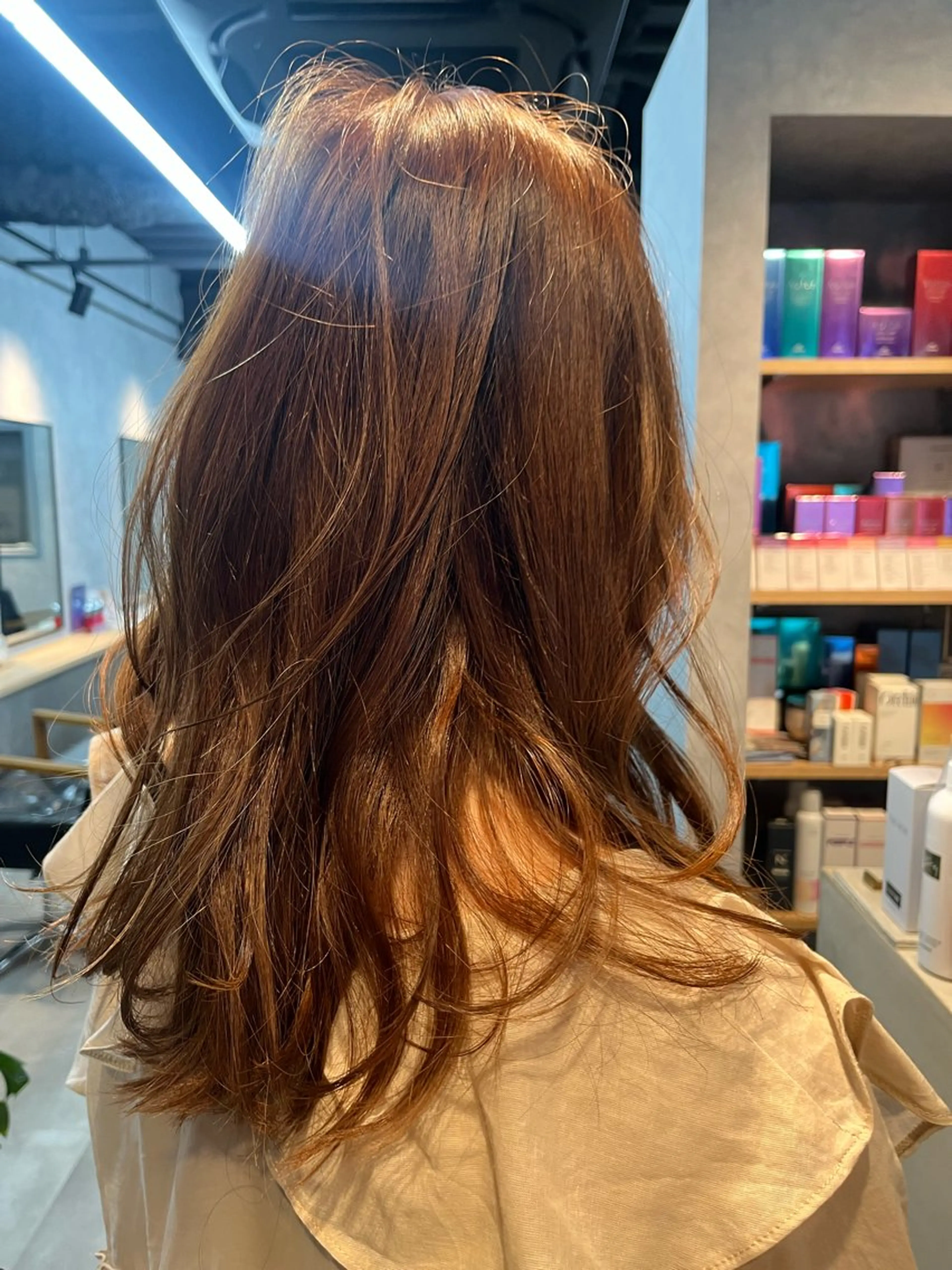 セミロング 小山洋次/阪急茨木/ 透明感カラーショートのヘアスタイル