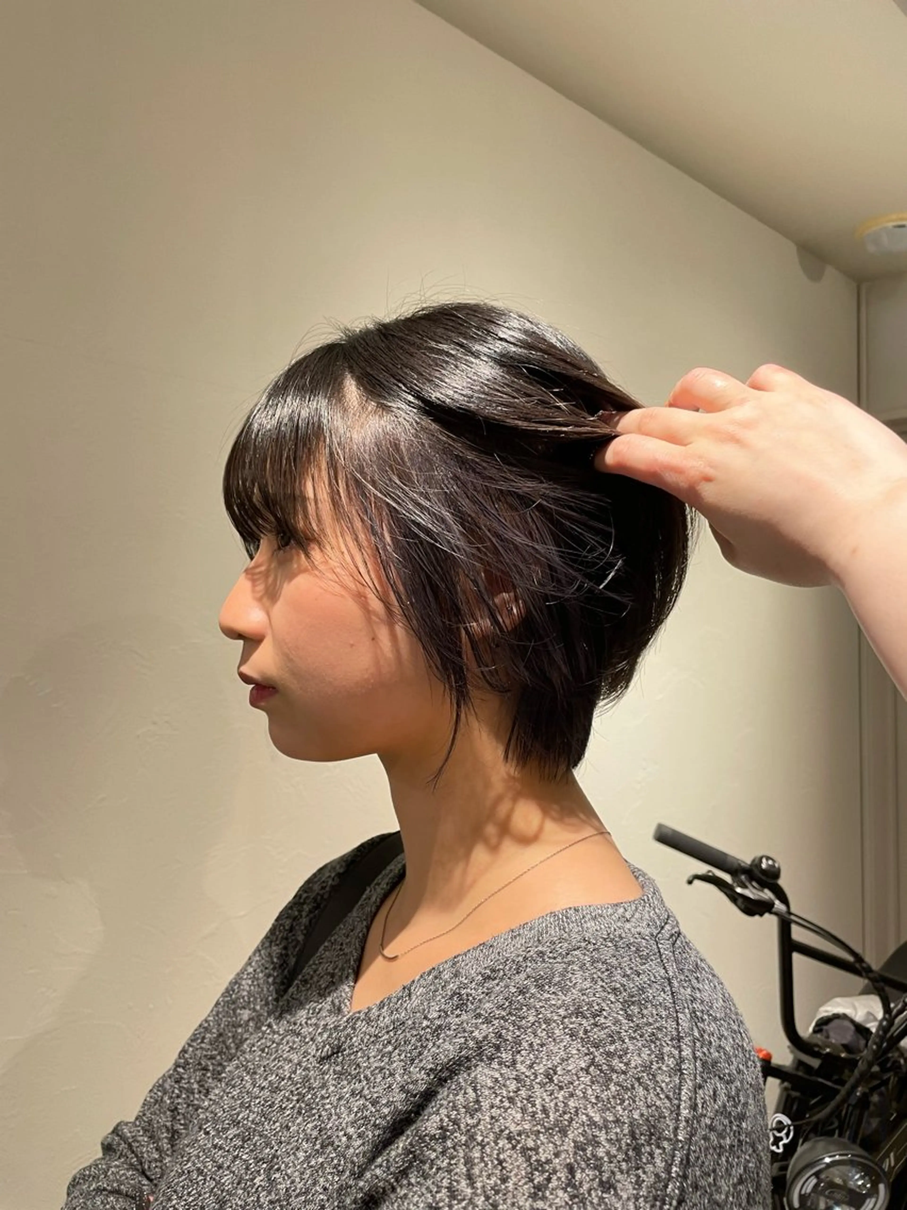 ショート カラー パープルカラー シルバー ヘアカラー tiel 小山莉々のヘアスタイル