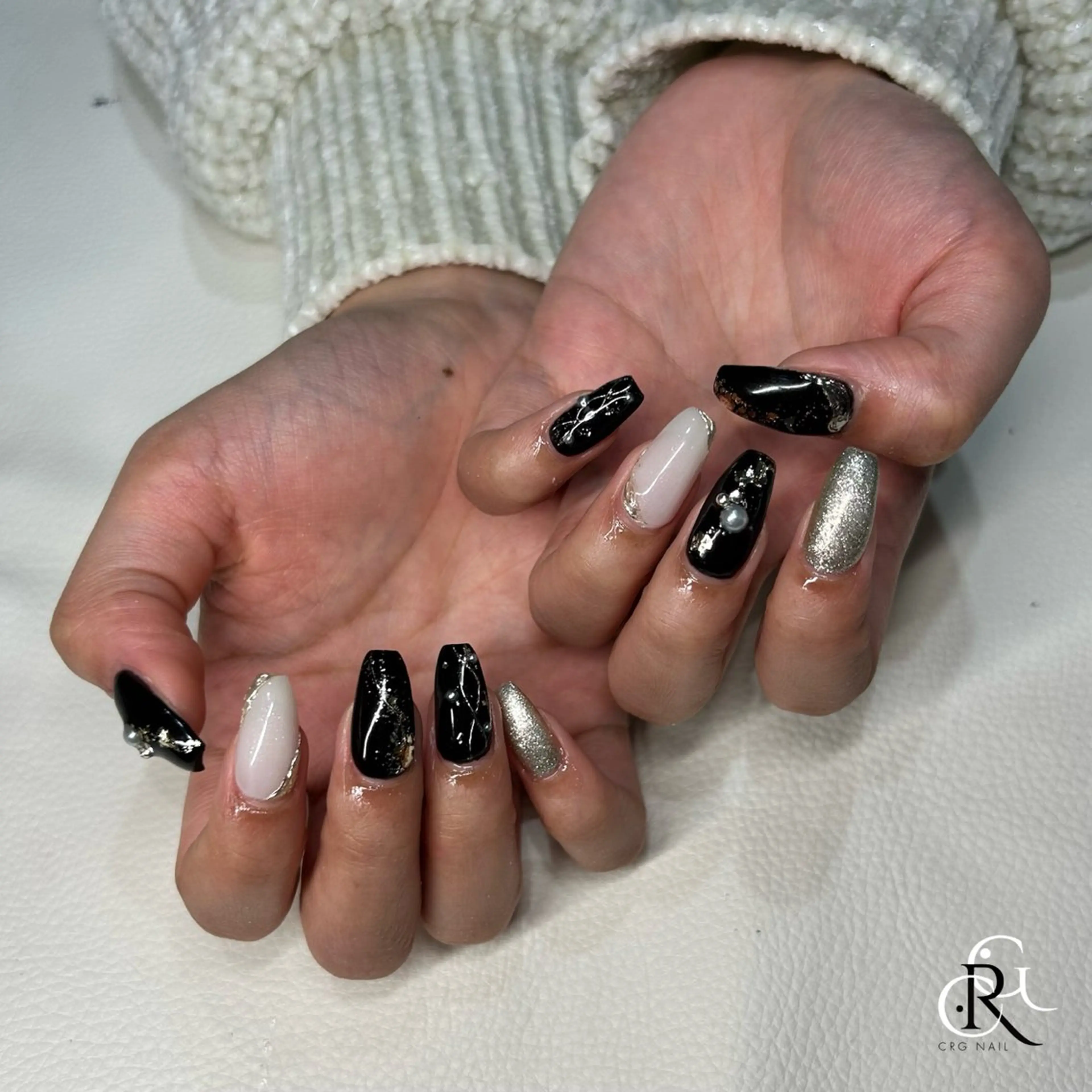 セミロング ハンドネイル 美フォルムスカルプ✨ RENAのネイルデザイン