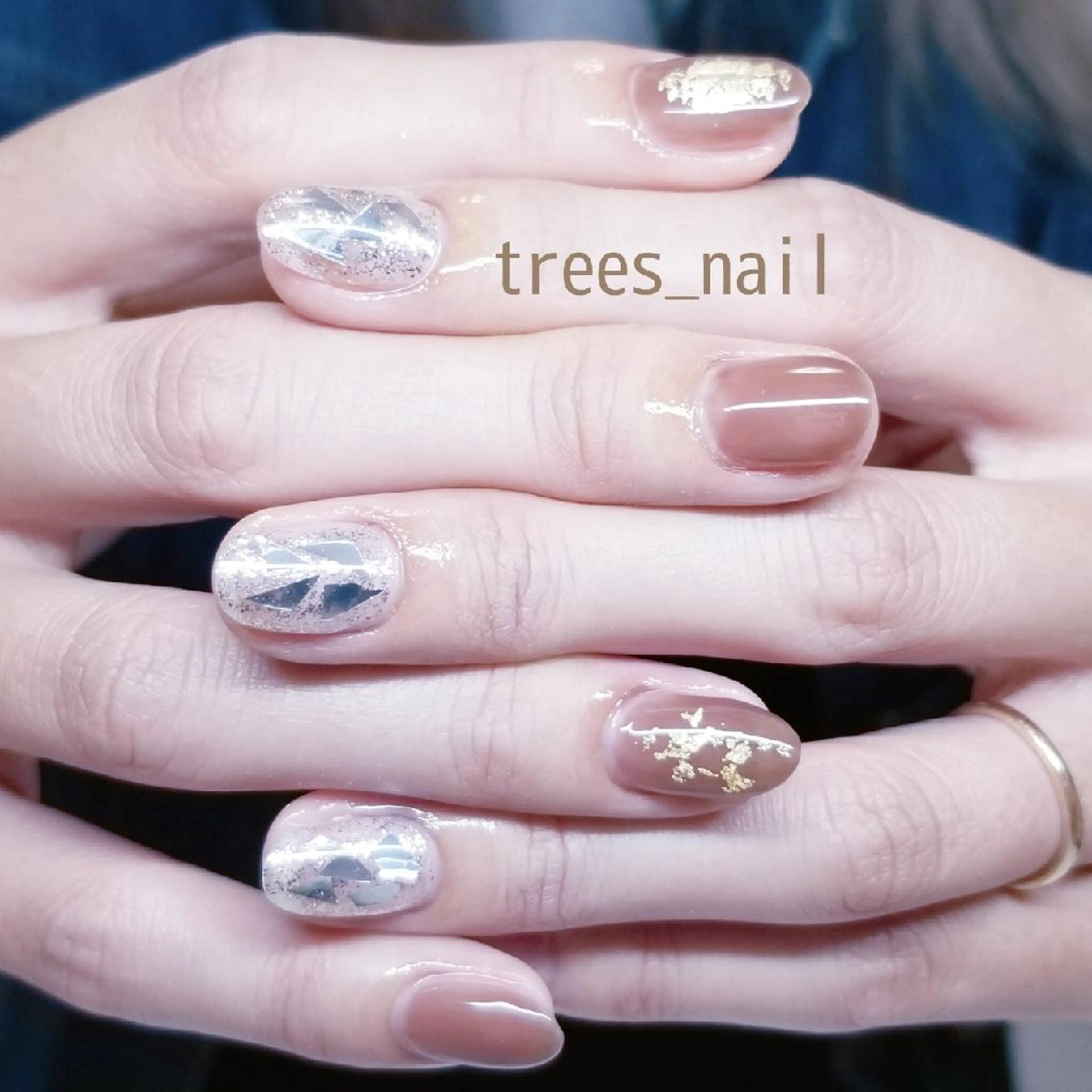 ネイル ブラウン ジェルネイル ラメ(グリッター) シルバー ソフトジェル trees_ nailのネイルデザイン