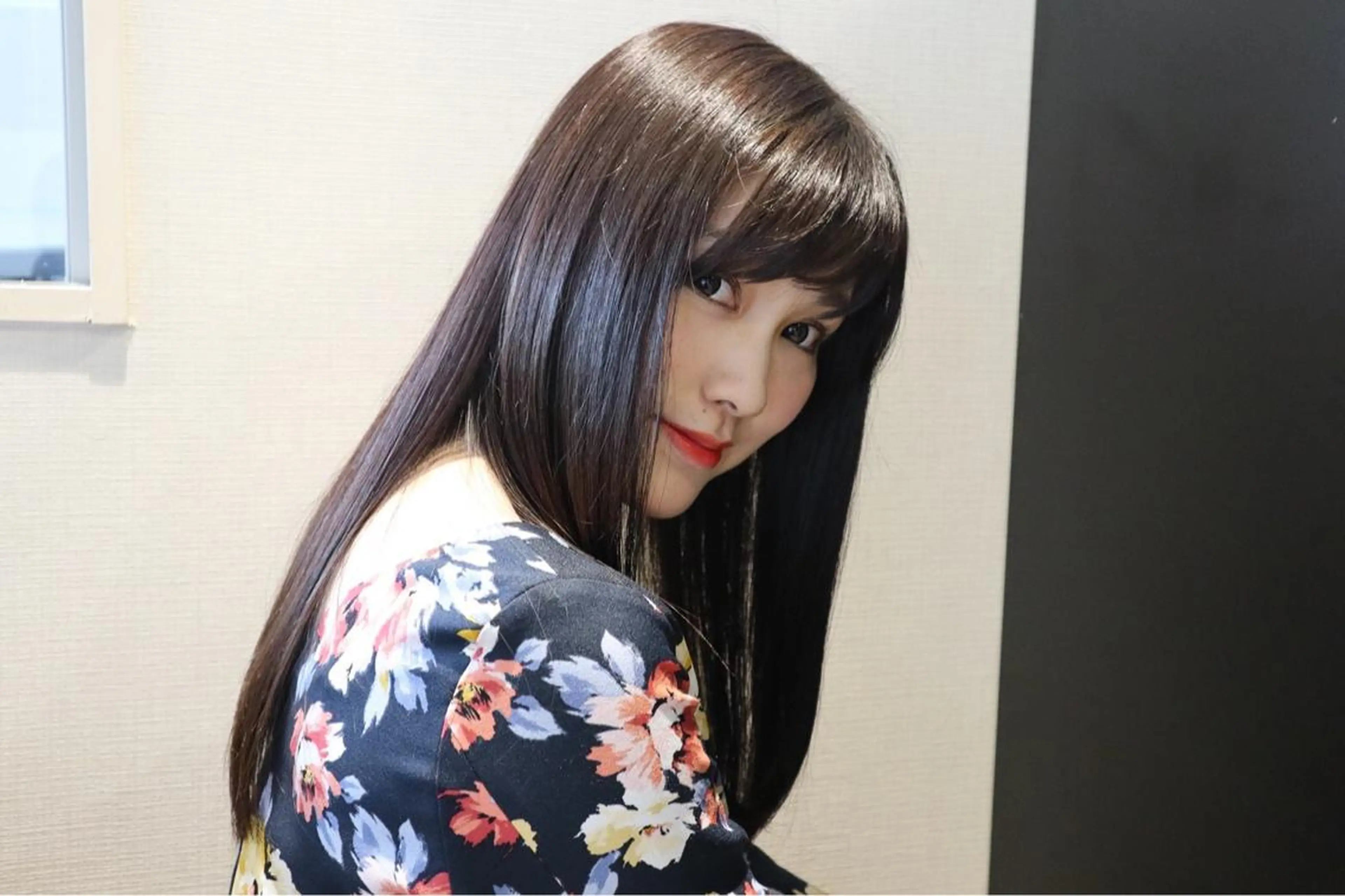 ロング 岩間 祐佳のヘアスタイル