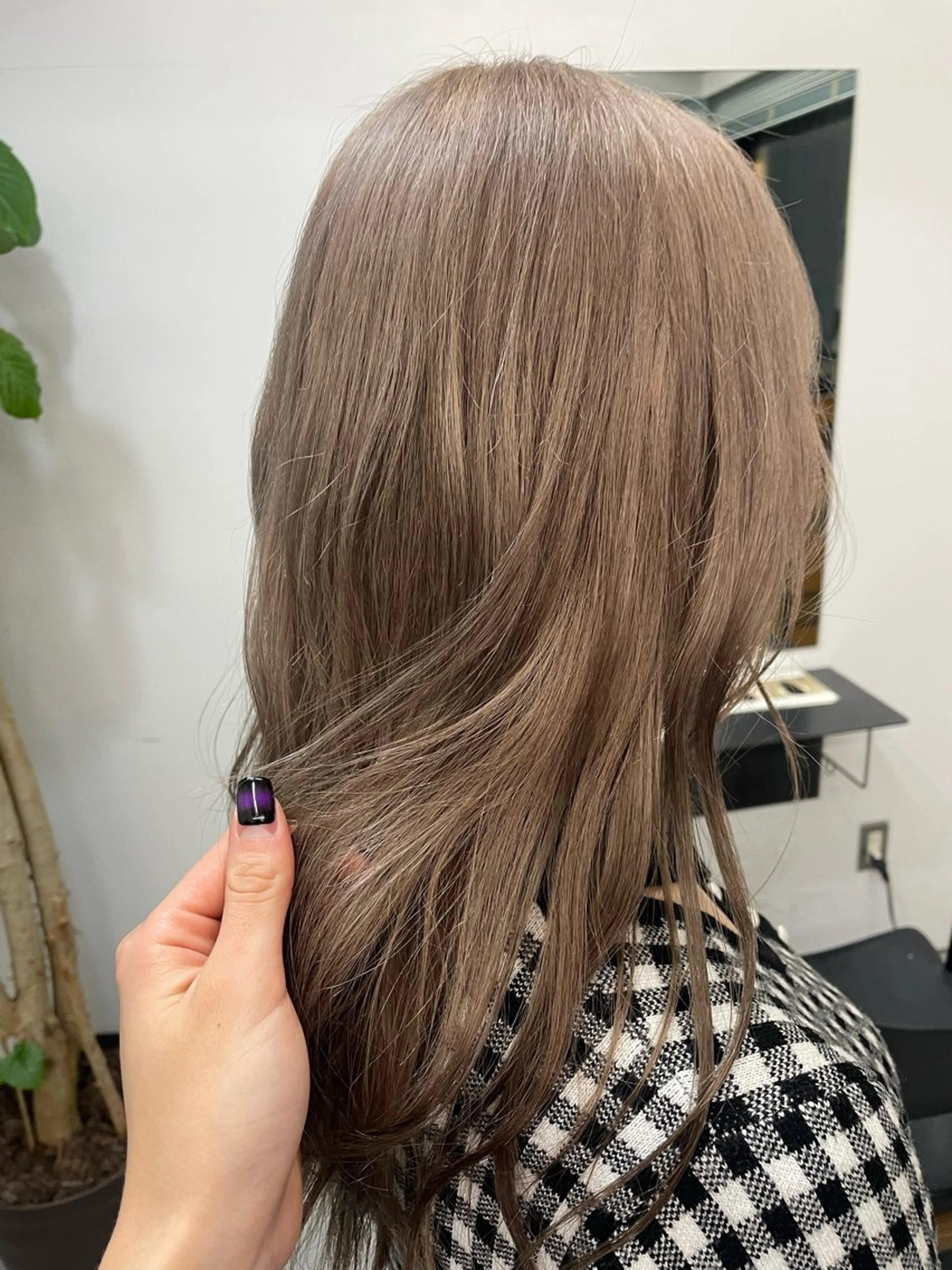 ミディアム カラー グレージュ ミルクティーグレージュ ヘアカラー トリートメント カットモデル/ ハイトーン/ゆうあのヘアスタイル