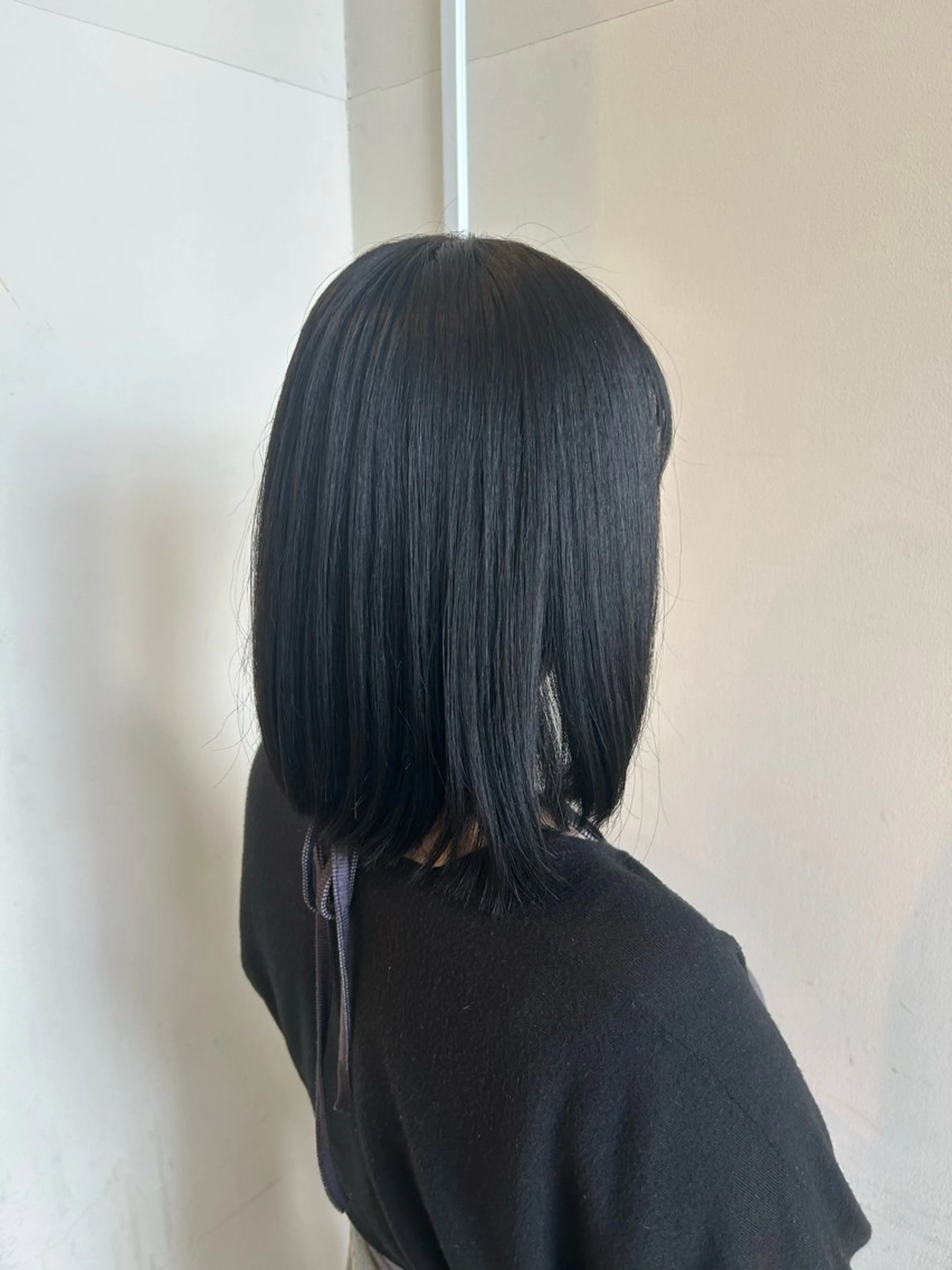 ミディアム カラー 黒髪 ブルーカラー ブルーブラック 水木 里咲のヘアスタイル